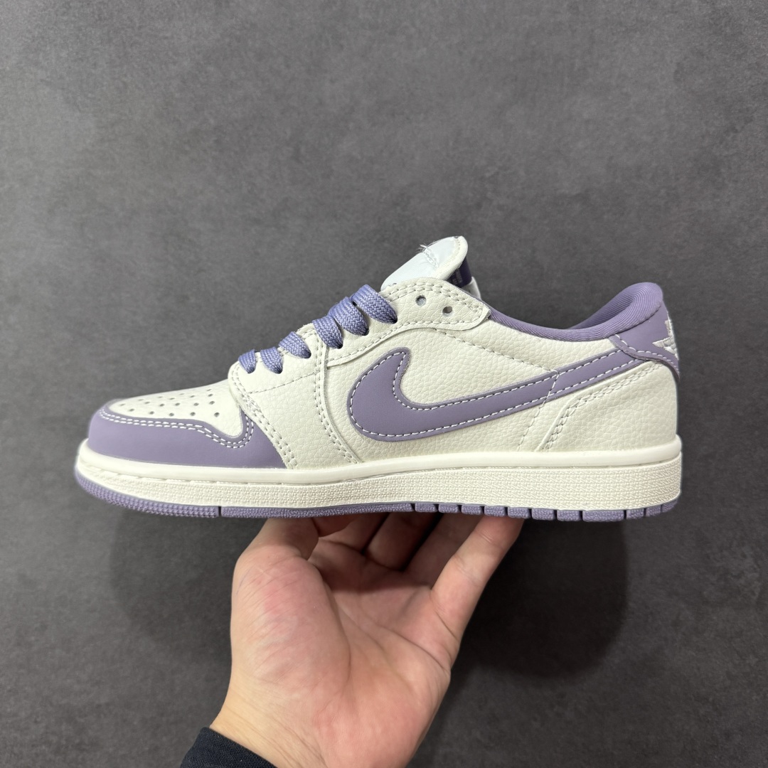 图片[2]-【定制版】Travis Scott x Fragment Design x Air Jordan 1 Low OG SP AJ1 乔1 Labubu 拉布布联名 低帮文化休闲板鞋 JW1188-164 多方联名合作融合了Travis Scott 独特的音乐风格，藤原浩个性的设计风格以及Jordan品牌的经典元素 使其成为一双具有独特身份和价值的鞋子 清新而立体的外观加上联名标识更突出了其独特身份 这种配色方案显示出活力和时尚感 在视觉上引人注目 鞋身的质感和细腻的细节处理使其显得高端而格调十足 这款“倒钩”联名是设计与创意完美结合 融合多方的个性风格是一款备受瞩目的潮流鞋款  尺码：36 36.5 37.5 38 38.5 39 40 40.5 41 42 42.5 43 44 44.5 45 编码：HXSB330340-选品中心