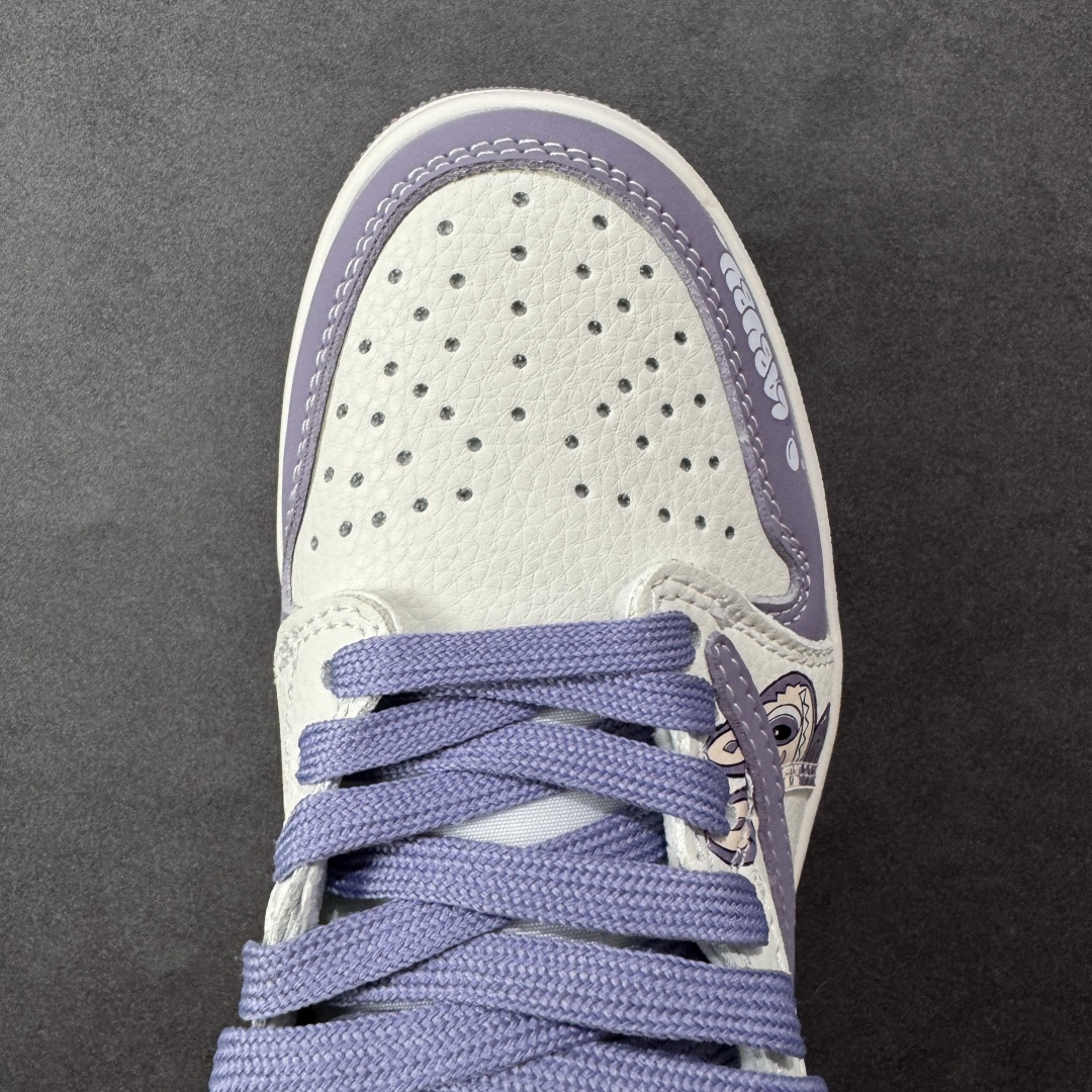 图片[8]-【定制版】Travis Scott x Fragment Design x Air Jordan 1 Low OG SP AJ1 乔1 Labubu 拉布布联名 低帮文化休闲板鞋 JW1188-164 多方联名合作融合了Travis Scott 独特的音乐风格，藤原浩个性的设计风格以及Jordan品牌的经典元素 使其成为一双具有独特身份和价值的鞋子 清新而立体的外观加上联名标识更突出了其独特身份 这种配色方案显示出活力和时尚感 在视觉上引人注目 鞋身的质感和细腻的细节处理使其显得高端而格调十足 这款“倒钩”联名是设计与创意完美结合 融合多方的个性风格是一款备受瞩目的潮流鞋款  尺码：36 36.5 37.5 38 38.5 39 40 40.5 41 42 42.5 43 44 44.5 45 编码：HXSB330340-选品中心