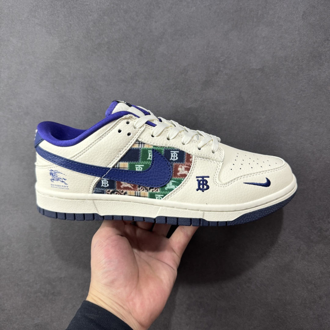 【定制版】Nike SB Dunk Low 巴宝莉联名 白蓝复古拼接 高端定制 低帮休闲板鞋 SD6688-002  #定制鞋盒 大厂纯原品质出货 超高清洁度 皮料切割干净无任何毛边 细节完美   尺码:36 36.5 37.5 38 38.5 39 40 40.5 41 42 42.5 43 44 44.5 45 编码:HXSB330340-选品中心