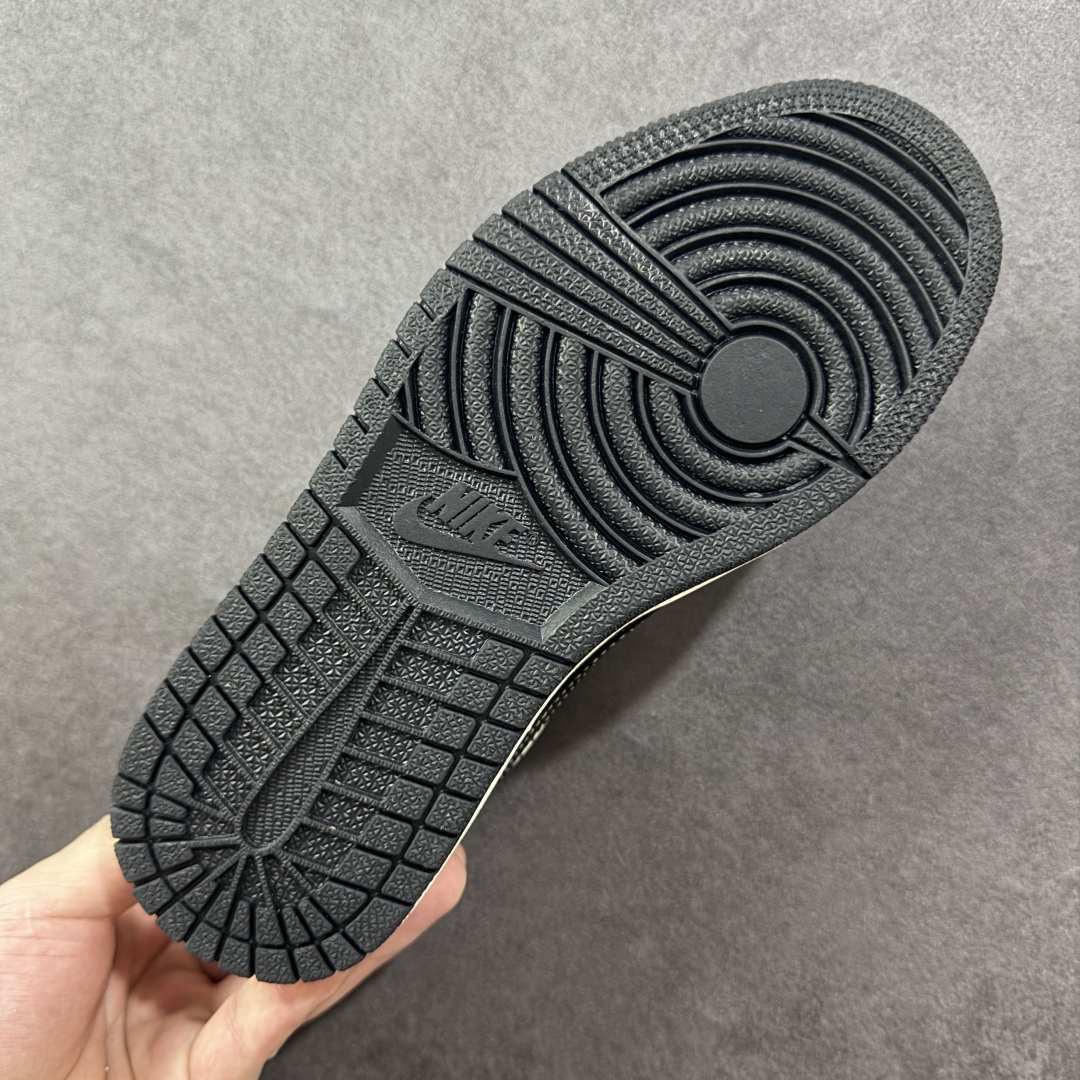 图片[9]-【定制版】Travis Scott x Fragment Design x Jordan Air Jordan 1 Low OG SP “白黑拉布布” 多方联名合作融合了Travi黑勾s Scott 独特的音乐风格，藤原浩个性的设计风格以及Jordan品牌的经典元素 使其成为一双具有独特身份和价值的鞋子 清新而立体的外观加上联名标识更突出了其独特身份 这种配色方案显示出活力和时尚感 在视觉上引人注目 鞋身的质感和细腻的细节处理使其显得高端而格调十足 这款“倒钩”联名是设计与创意完美结合 融合多方的个性风格是一款备受瞩目的潮流鞋款 低帮休闲板鞋 定制鞋盒 大厂纯原品质出货 超高清洁度 皮料切割干净无任何毛边 细节完美 货号： DD7866-112 尺码： 36 36.5 37.5 38 38.5 39 40 40.5 41 42 42.5 43 44 44.5 45-选品中心