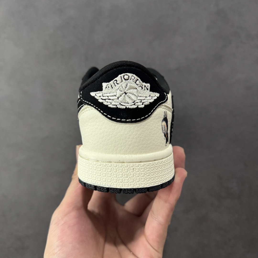 图片[4]-【定制版】Travis Scott x Fragment Design x Jordan Air Jordan 1 Low OG SP “白黑拉布布” 多方联名合作融合了Travi黑勾s Scott 独特的音乐风格，藤原浩个性的设计风格以及Jordan品牌的经典元素 使其成为一双具有独特身份和价值的鞋子 清新而立体的外观加上联名标识更突出了其独特身份 这种配色方案显示出活力和时尚感 在视觉上引人注目 鞋身的质感和细腻的细节处理使其显得高端而格调十足 这款“倒钩”联名是设计与创意完美结合 融合多方的个性风格是一款备受瞩目的潮流鞋款 低帮休闲板鞋 定制鞋盒 大厂纯原品质出货 超高清洁度 皮料切割干净无任何毛边 细节完美 货号： DD7866-112 尺码： 36 36.5 37.5 38 38.5 39 40 40.5 41 42 42.5 43 44 44.5 45-选品中心