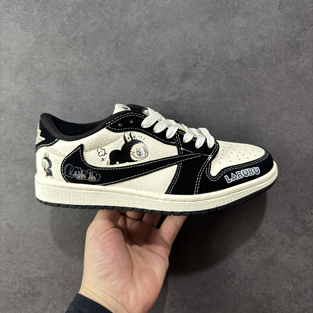 【定制版】Travis Scott x Fragment Design x Jordan Air Jordan 1 Low OG SP “白黑拉布布” 多方联名合作融合了Travi黑勾s Scott 独特的音乐风格,藤原浩个性的设计风格以及Jordan品牌的经典元素 使其成为一双具有独特身份和价值的鞋子 清新而立体的外观加上联名标识更突出了其独特身份 这种配色方案显示出活力和时尚感 在视觉上引人注目 鞋身的质感和细腻的细节处理使其显得高端而格调十足 这款“倒钩”联名是设计与创意完美结合 融合多方的个性风格是一款备受瞩目的潮流鞋款 低帮休闲板鞋 定制鞋盒 大厂纯原品质出货 超高清洁度 皮料切割干净无任何毛边 细节完美 货号: DD7866-112 尺码: 36 36.5 37.5 38 38.5 39 40 40.5 41 42 42.5 43 44 44.5 45-选品中心