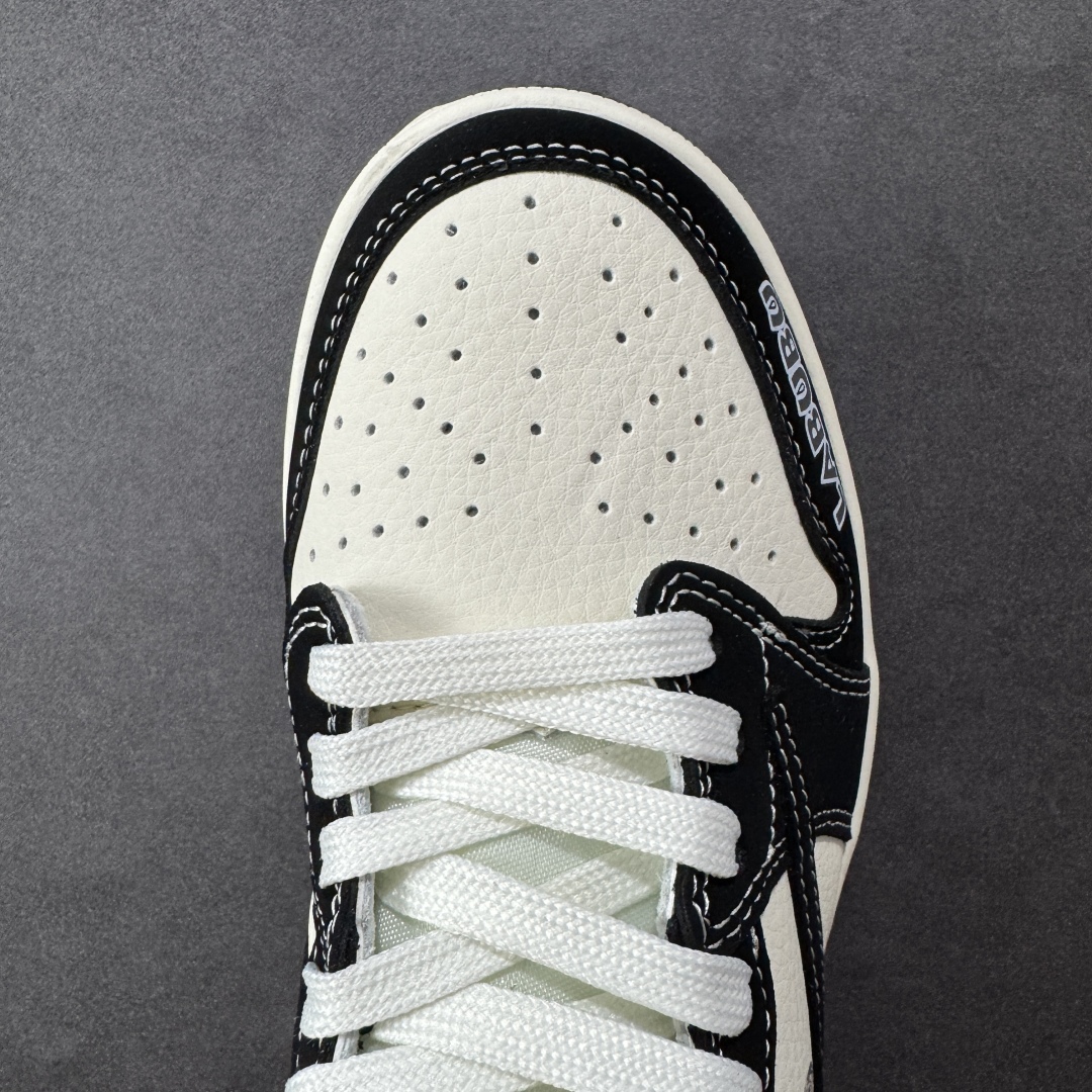图片[8]-【定制版】Travis Scott x Fragment Design x Jordan Air Jordan 1 Low OG SP “白黑拉布布” 多方联名合作融合了Travi黑勾s Scott 独特的音乐风格，藤原浩个性的设计风格以及Jordan品牌的经典元素 使其成为一双具有独特身份和价值的鞋子 清新而立体的外观加上联名标识更突出了其独特身份 这种配色方案显示出活力和时尚感 在视觉上引人注目 鞋身的质感和细腻的细节处理使其显得高端而格调十足 这款“倒钩”联名是设计与创意完美结合 融合多方的个性风格是一款备受瞩目的潮流鞋款 低帮休闲板鞋 定制鞋盒 大厂纯原品质出货 超高清洁度 皮料切割干净无任何毛边 细节完美 货号： DD7866-112 尺码： 36 36.5 37.5 38 38.5 39 40 40.5 41 42 42.5 43 44 44.5 45-选品中心