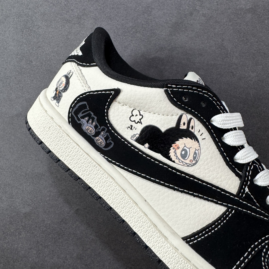 图片[6]-【定制版】Travis Scott x Fragment Design x Jordan Air Jordan 1 Low OG SP “白黑拉布布” 多方联名合作融合了Travi黑勾s Scott 独特的音乐风格，藤原浩个性的设计风格以及Jordan品牌的经典元素 使其成为一双具有独特身份和价值的鞋子 清新而立体的外观加上联名标识更突出了其独特身份 这种配色方案显示出活力和时尚感 在视觉上引人注目 鞋身的质感和细腻的细节处理使其显得高端而格调十足 这款“倒钩”联名是设计与创意完美结合 融合多方的个性风格是一款备受瞩目的潮流鞋款 低帮休闲板鞋 定制鞋盒 大厂纯原品质出货 超高清洁度 皮料切割干净无任何毛边 细节完美 货号： DD7866-112 尺码： 36 36.5 37.5 38 38.5 39 40 40.5 41 42 42.5 43 44 44.5 45-选品中心