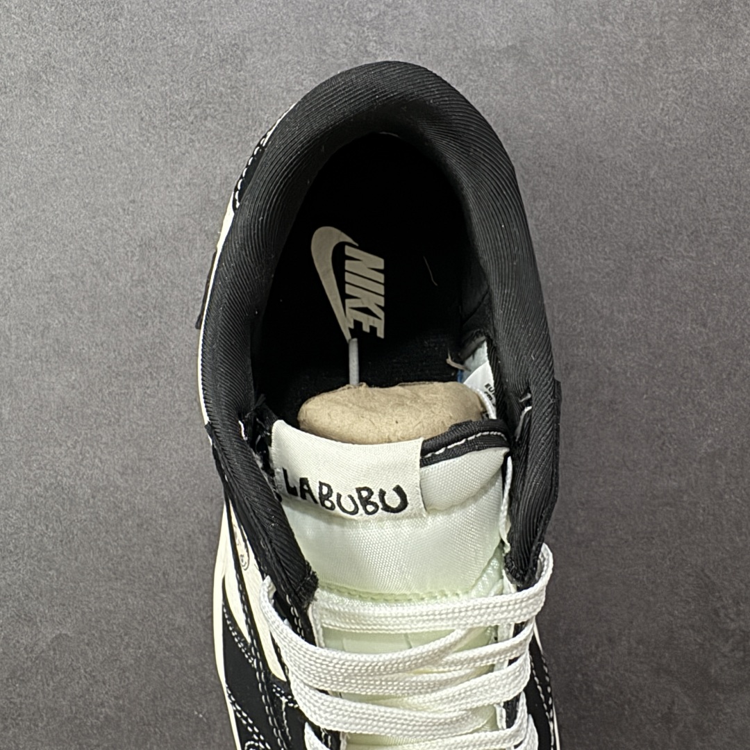 图片[7]-【定制版】Travis Scott x Fragment Design x Jordan Air Jordan 1 Low OG SP “白黑拉布布” 多方联名合作融合了Travi黑勾s Scott 独特的音乐风格，藤原浩个性的设计风格以及Jordan品牌的经典元素 使其成为一双具有独特身份和价值的鞋子 清新而立体的外观加上联名标识更突出了其独特身份 这种配色方案显示出活力和时尚感 在视觉上引人注目 鞋身的质感和细腻的细节处理使其显得高端而格调十足 这款“倒钩”联名是设计与创意完美结合 融合多方的个性风格是一款备受瞩目的潮流鞋款 低帮休闲板鞋 定制鞋盒 大厂纯原品质出货 超高清洁度 皮料切割干净无任何毛边 细节完美 货号： DD7866-112 尺码： 36 36.5 37.5 38 38.5 39 40 40.5 41 42 42.5 43 44 44.5 45-选品中心