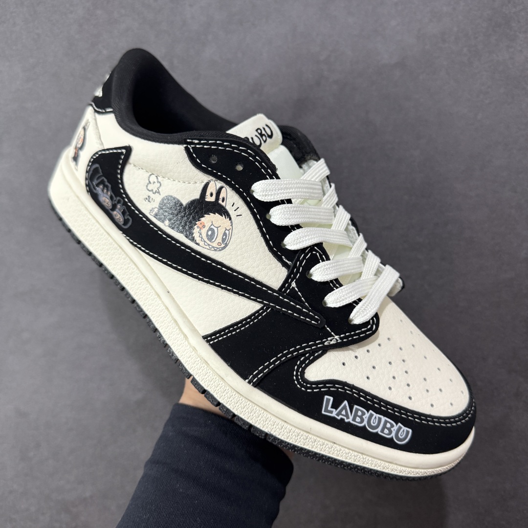 图片[3]-【定制版】Travis Scott x Fragment Design x Jordan Air Jordan 1 Low OG SP “白黑拉布布” 多方联名合作融合了Travi黑勾s Scott 独特的音乐风格，藤原浩个性的设计风格以及Jordan品牌的经典元素 使其成为一双具有独特身份和价值的鞋子 清新而立体的外观加上联名标识更突出了其独特身份 这种配色方案显示出活力和时尚感 在视觉上引人注目 鞋身的质感和细腻的细节处理使其显得高端而格调十足 这款“倒钩”联名是设计与创意完美结合 融合多方的个性风格是一款备受瞩目的潮流鞋款 低帮休闲板鞋 定制鞋盒 大厂纯原品质出货 超高清洁度 皮料切割干净无任何毛边 细节完美 货号： DD7866-112 尺码： 36 36.5 37.5 38 38.5 39 40 40.5 41 42 42.5 43 44 44.5 45-选品中心