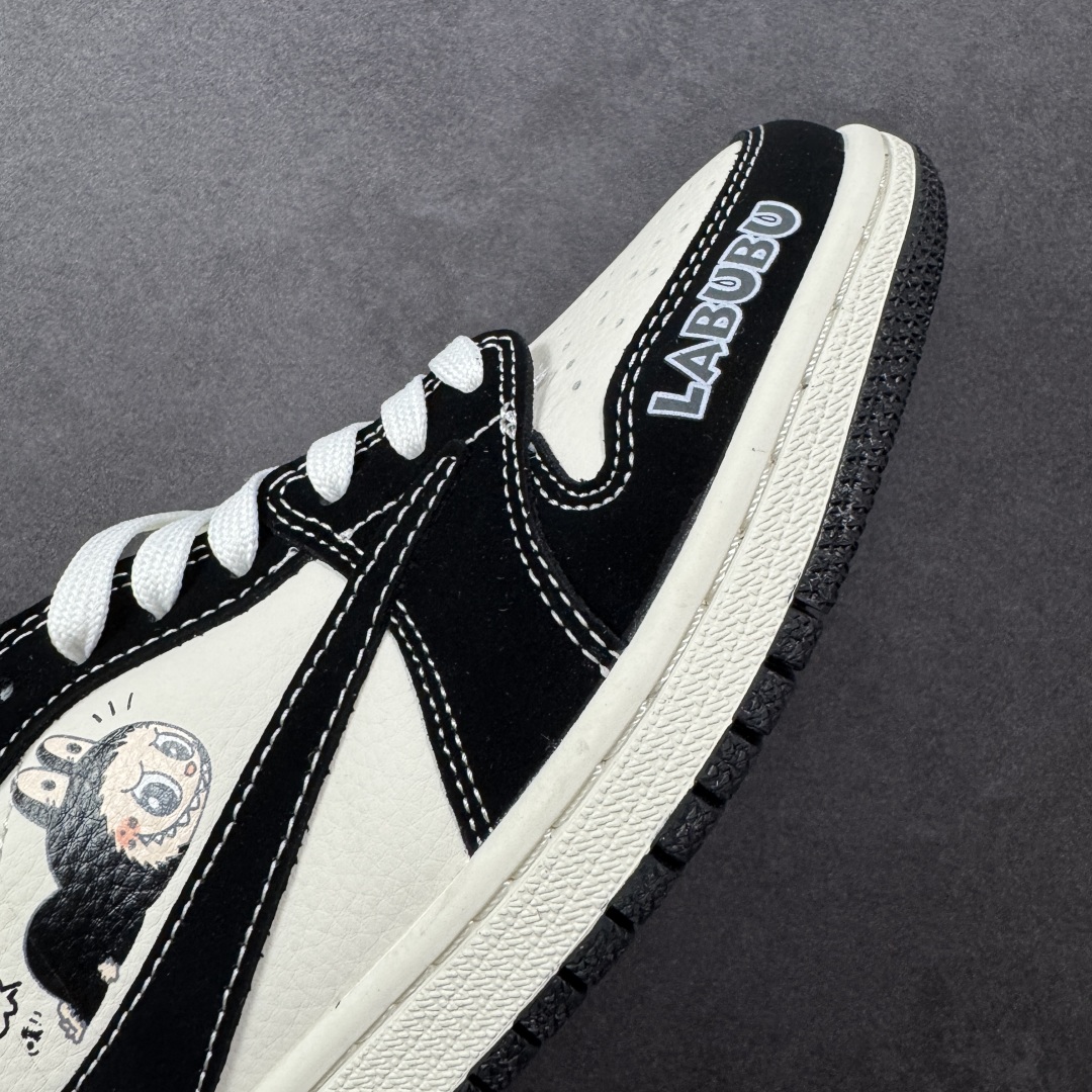 图片[5]-【定制版】Travis Scott x Fragment Design x Jordan Air Jordan 1 Low OG SP “白黑拉布布” 多方联名合作融合了Travi黑勾s Scott 独特的音乐风格，藤原浩个性的设计风格以及Jordan品牌的经典元素 使其成为一双具有独特身份和价值的鞋子 清新而立体的外观加上联名标识更突出了其独特身份 这种配色方案显示出活力和时尚感 在视觉上引人注目 鞋身的质感和细腻的细节处理使其显得高端而格调十足 这款“倒钩”联名是设计与创意完美结合 融合多方的个性风格是一款备受瞩目的潮流鞋款 低帮休闲板鞋 定制鞋盒 大厂纯原品质出货 超高清洁度 皮料切割干净无任何毛边 细节完美 货号： DD7866-112 尺码： 36 36.5 37.5 38 38.5 39 40 40.5 41 42 42.5 43 44 44.5 45-选品中心