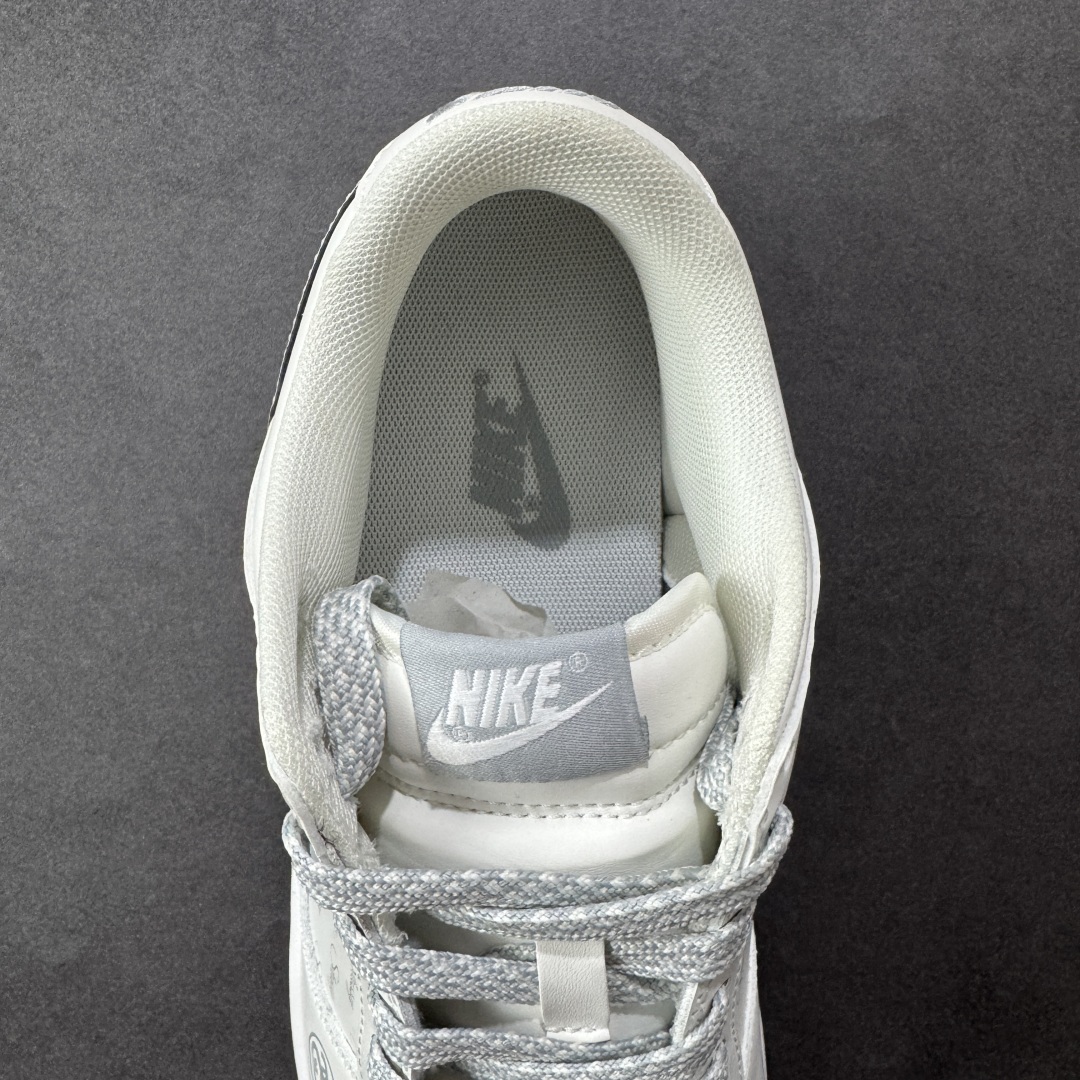 图片[7]-【定制版】Nike SB Dunk Low 斯图西联名 印花灰勾 周年高端定制 低帮休闲板鞋 CS1688-125  #定制鞋盒 大厂纯原品质出货 超高清洁度 皮料切割干净无任何毛边 细节完美   尺码：36 36.5 37.5 38 38.5 39 40 40.5 41 42 42.5 43 44 44.5 45 编码：HXSB330340-选品中心