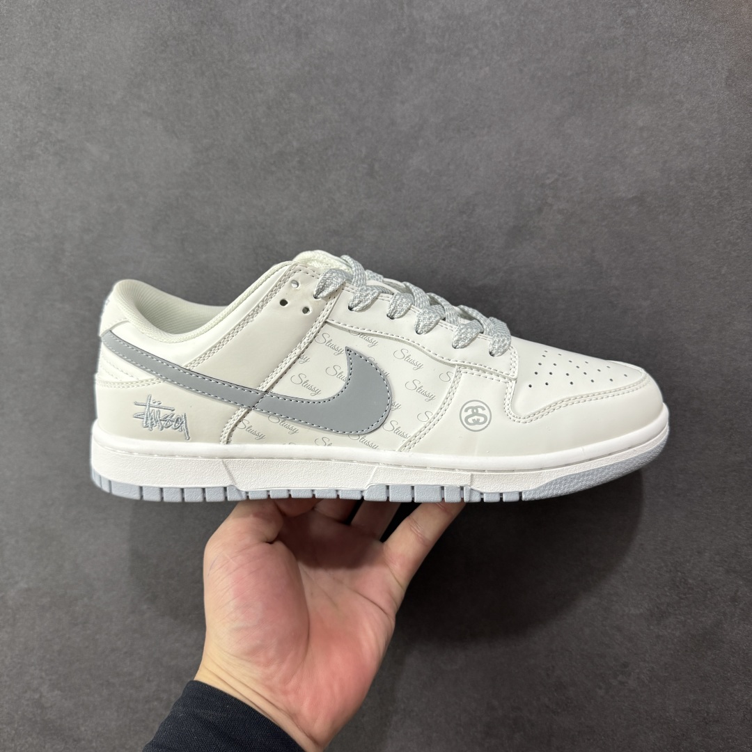 【定制版】Nike SB Dunk Low 斯图西联名 印花灰勾 周年高端定制 低帮休闲板鞋 CS1688-125  #定制鞋盒 大厂纯原品质出货 超高清洁度 皮料切割干净无任何毛边 细节完美   尺码:36 36.5 37.5 38 38.5 39 40 40.5 41 42 42.5 43 44 44.5 45 编码:HXSB330340-选品中心