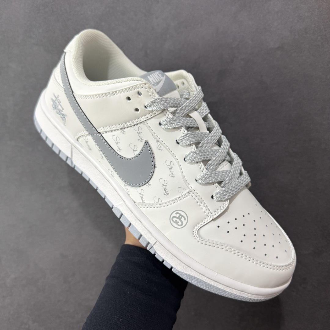 图片[3]-【定制版】Nike SB Dunk Low 斯图西联名 印花灰勾 周年高端定制 低帮休闲板鞋 CS1688-125  #定制鞋盒 大厂纯原品质出货 超高清洁度 皮料切割干净无任何毛边 细节完美   尺码：36 36.5 37.5 38 38.5 39 40 40.5 41 42 42.5 43 44 44.5 45 编码：HXSB330340-选品中心