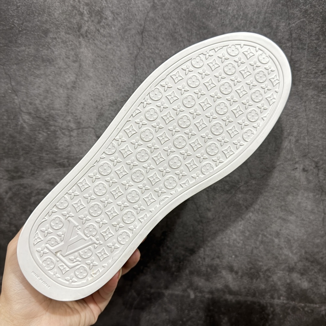 图片[9]-【莞产纯原】LOUIS VUITTON Resort 羊皮革 圆头系带 低帮 板鞋 男款 蓝色 LV 最新Lagoon系列厚底丹宁牛仔布 压花 老花休闲板鞋 原版购入开发做货 这款Lagoon取材Monogram丹宁布，为经典设计注入复古气息。皮革饰边跃现标识，铭纹孔眼、镶边和鞋带彰显考究细节，点缀 Monogram 花卉的橡胶外底完善整体 面料：牛仔布 尺码： 39-45-选品中心