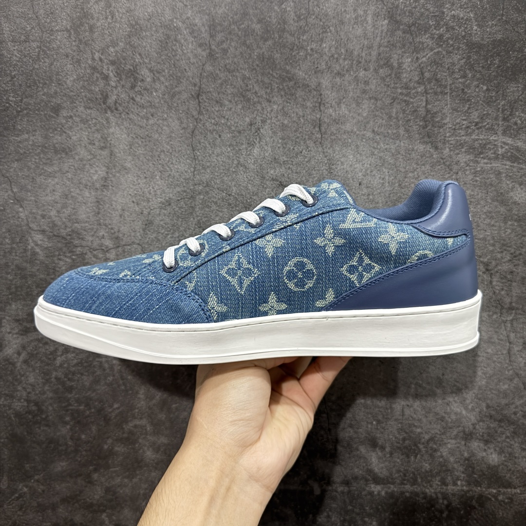 图片[2]-【莞产纯原】LOUIS VUITTON Resort 羊皮革 圆头系带 低帮 板鞋 男款 蓝色 LV 最新Lagoon系列厚底丹宁牛仔布 压花 老花休闲板鞋 原版购入开发做货 这款Lagoon取材Monogram丹宁布，为经典设计注入复古气息。皮革饰边跃现标识，铭纹孔眼、镶边和鞋带彰显考究细节，点缀 Monogram 花卉的橡胶外底完善整体 面料：牛仔布 尺码： 39-45-选品中心
