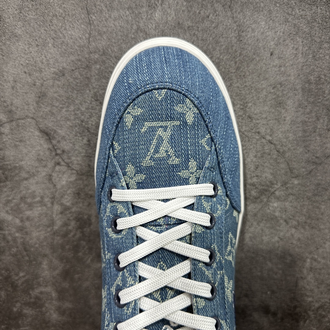 图片[5]-【莞产纯原】LOUIS VUITTON Resort 羊皮革 圆头系带 低帮 板鞋 男款 蓝色 LV 最新Lagoon系列厚底丹宁牛仔布 压花 老花休闲板鞋 原版购入开发做货 这款Lagoon取材Monogram丹宁布，为经典设计注入复古气息。皮革饰边跃现标识，铭纹孔眼、镶边和鞋带彰显考究细节，点缀 Monogram 花卉的橡胶外底完善整体 面料：牛仔布 尺码： 39-45-选品中心