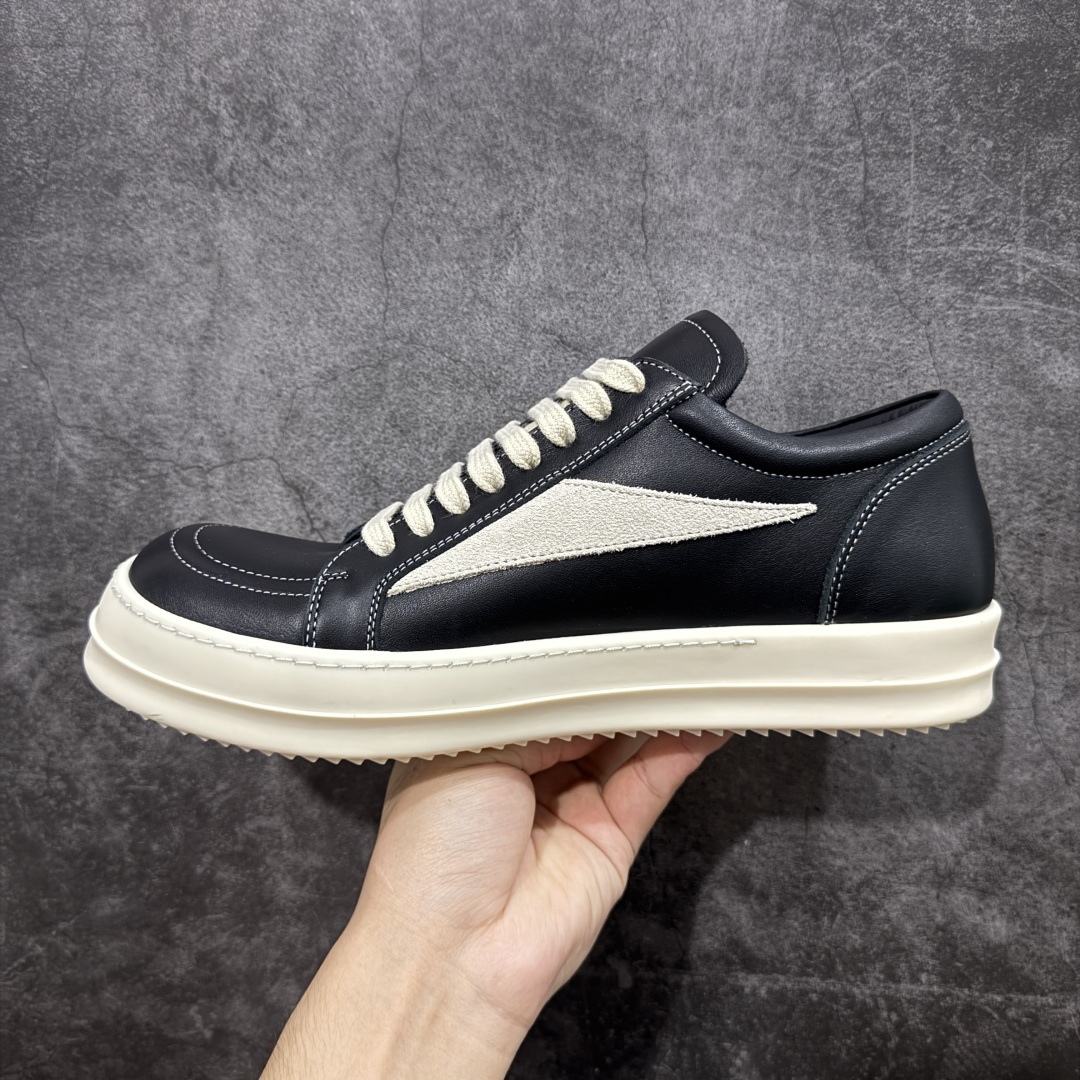 图片[2]-【XC2.0升级版】Rick Owens Vintage Low-Top Sneakers\”Black/Pearl Milk\” RO低帮系列暗黑高街经典增高休闲运动厚底板鞋“皮革黑浅灰侵权款”RU02B2897 LPOLVS 原厂皮批次上线 无需任何文案吹嘘！货硬就是王道！ 独家购入2025最新原鞋开发！重新调整最新批次细节！ 升级采用原厂粒面小牛皮打造！同步官方配备同规格材料布袋！标配原盒 加固硬盒外套 高标准出货！ PS：退换布袋丢失扣20 请知悉！ 尺码：38-45-选品中心