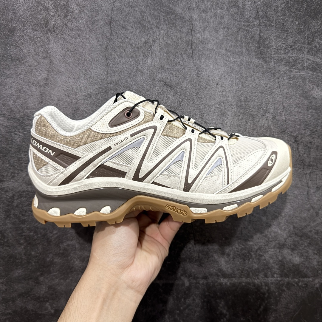 【A1外贸版】Salomon XT-QUEST ADV 萨洛蒙情侣款户外机能鞋 米灰色 475413 全新外贸大厂出品 细节品质大改进 独立私模 最大做到47.5码 全鞋采用为原厂一致材料打造 全新鞋型 相对市场版本 版型更正 全新玻璃冲刀 清洁度提升 同步原版左右鞋带孔的间距加大(市场版间距太小) 网面与鞋头材料校对一致无色差(市面版本有色差) 大底contagrip凹陷程度同步原版(市面版都有差别) 鞋舌两侧鞋帮脚踝处更加直挺(之前老版往中间踏) 鞋头处添加☯️太极标 所有细节多次修改校正 坚持同步原版无差别 毋庸置疑全市场最好的版本💪🏻终端优势供应 尺码:36 36.5 37.5 38 38.5 39 40 40.5 41 42 42.5 43-选品中心