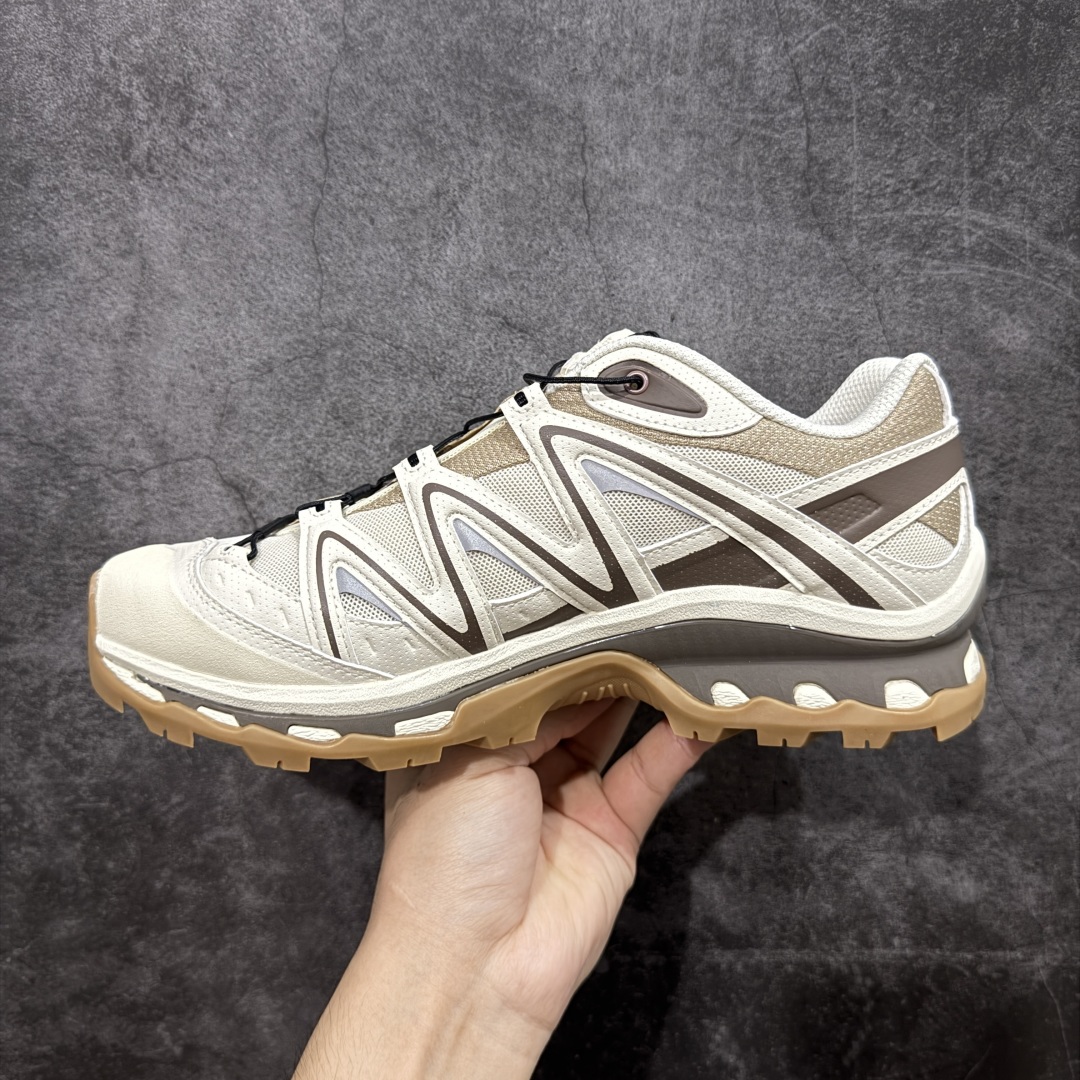 图片[2]-【A1外贸版】Salomon XT-QUEST ADV 萨洛蒙情侣款户外机能鞋 米灰色 475413 全新外贸大厂出品 细节品质大改进 独立私模 最大做到47.5码 全鞋采用为原厂一致材料打造 全新鞋型 相对市场版本 版型更正 全新玻璃冲刀 清洁度提升 同步原版左右鞋带孔的间距加大（市场版间距太小） 网面与鞋头材料校对一致无色差（市面版本有色差） 大底contagrip凹陷程度同步原版（市面版都有差别） 鞋舌两侧鞋帮脚踝处更加直挺（之前老版往中间踏） 鞋头处添加☯️太极标 所有细节多次修改校正 坚持同步原版无差别 毋庸置疑全市场最好的版本💪🏻终端优势供应 尺码：36 36.5 37.5 38 38.5 39 40 40.5 41 42 42.5 43-选品中心