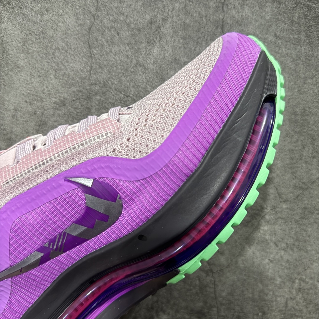 图片[6]-【XE纯原版】Nike Pegasus Premium Airscape 舒适百搭减震防滑耐磨透气 低帮跑步鞋     目前市场最强品质 原版购入开发 一切材质配件均匀原版一致 完美版型 高端玩家必推版本 高价零售必推版本 欢迎对比市面任意版本‼️ 这双鞋简直是时尚与科技的完美融合。 经典黑色鞋面，质感爆棚，搭配超亮眼的银色大勾子，瞬间成为街头焦点。 鞋侧独特小吊牌，细节满满，个性直接拉满。  脚下的全掌气垫更是亮点，红黑配色超吸睛，不仅颜值在线，缓震性能更是一绝。 不管是日常出街还是慢跑锻炼，都能给双脚极致舒适体验。  码数超全，36 – 46 码任你选！别犹豫啦，穿上它，轻松走出潮流范，开启你的时尚运动新旅程！   #独家原包 原底原料 开模打造  #原厂鞋标 高精密准度  #原楦原纸板开发 匹配原版98%以上  #后跟弧度 正确呈现  #原厂皮料 质感无敌  #皮料切割干净 无任何毛边 清洁度细节完美  货号：II0602-500 码段：36-46-选品中心