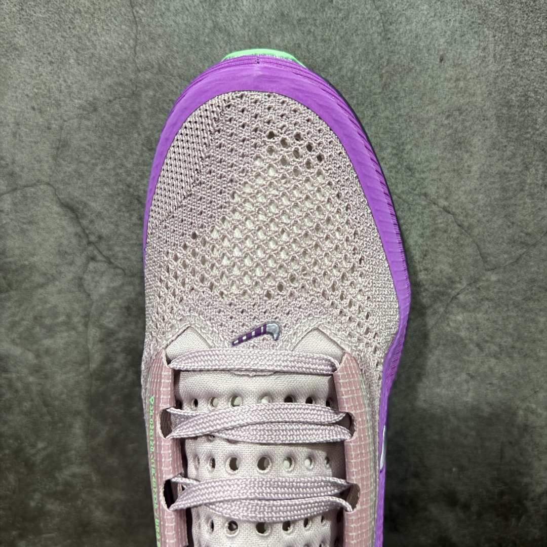 图片[5]-【XE纯原版】Nike Pegasus Premium Airscape 舒适百搭减震防滑耐磨透气 低帮跑步鞋     目前市场最强品质 原版购入开发 一切材质配件均匀原版一致 完美版型 高端玩家必推版本 高价零售必推版本 欢迎对比市面任意版本‼️ 这双鞋简直是时尚与科技的完美融合。 经典黑色鞋面，质感爆棚，搭配超亮眼的银色大勾子，瞬间成为街头焦点。 鞋侧独特小吊牌，细节满满，个性直接拉满。  脚下的全掌气垫更是亮点，红黑配色超吸睛，不仅颜值在线，缓震性能更是一绝。 不管是日常出街还是慢跑锻炼，都能给双脚极致舒适体验。  码数超全，36 – 46 码任你选！别犹豫啦，穿上它，轻松走出潮流范，开启你的时尚运动新旅程！   #独家原包 原底原料 开模打造  #原厂鞋标 高精密准度  #原楦原纸板开发 匹配原版98%以上  #后跟弧度 正确呈现  #原厂皮料 质感无敌  #皮料切割干净 无任何毛边 清洁度细节完美  货号：II0602-500 码段：36-46-选品中心