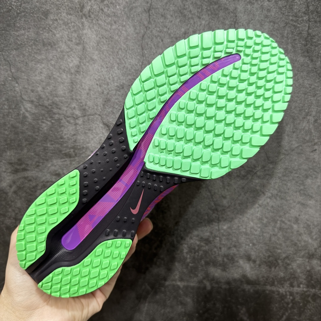 图片[9]-【XE纯原版】Nike Pegasus Premium Airscape 舒适百搭减震防滑耐磨透气 低帮跑步鞋     目前市场最强品质 原版购入开发 一切材质配件均匀原版一致 完美版型 高端玩家必推版本 高价零售必推版本 欢迎对比市面任意版本‼️ 这双鞋简直是时尚与科技的完美融合。 经典黑色鞋面，质感爆棚，搭配超亮眼的银色大勾子，瞬间成为街头焦点。 鞋侧独特小吊牌，细节满满，个性直接拉满。  脚下的全掌气垫更是亮点，红黑配色超吸睛，不仅颜值在线，缓震性能更是一绝。 不管是日常出街还是慢跑锻炼，都能给双脚极致舒适体验。  码数超全，36 – 46 码任你选！别犹豫啦，穿上它，轻松走出潮流范，开启你的时尚运动新旅程！   #独家原包 原底原料 开模打造  #原厂鞋标 高精密准度  #原楦原纸板开发 匹配原版98%以上  #后跟弧度 正确呈现  #原厂皮料 质感无敌  #皮料切割干净 无任何毛边 清洁度细节完美  货号：II0602-500 码段：36-46-选品中心