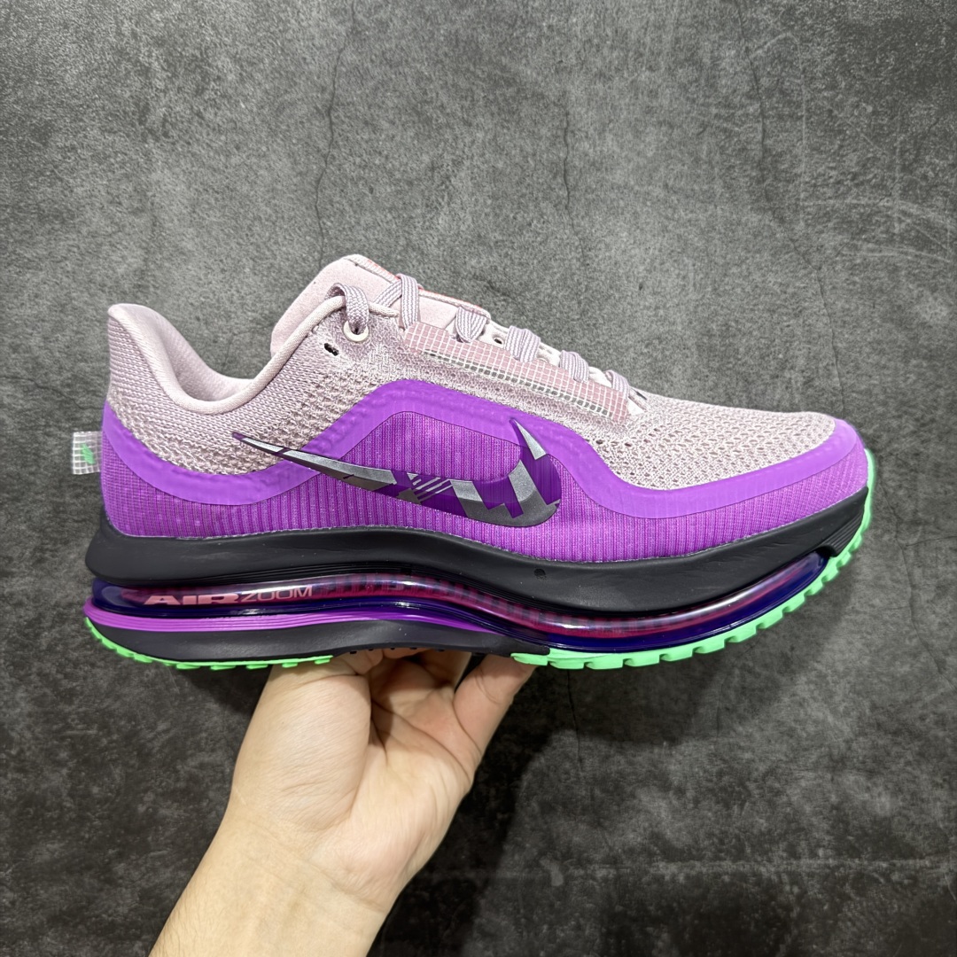 【XE纯原版】Nike Pegasus Premium Airscape 舒适百搭减震防滑耐磨透气 低帮跑步鞋     目前市场最强品质 原版购入开发 一切材质配件均匀原版一致 完美版型 高端玩家必推版本 高价零售必推版本 欢迎对比市面任意版本‼️ 这双鞋简直是时尚与科技的完美融合。 经典黑色鞋面，质感爆棚，搭配超亮眼的银色大勾子，瞬间成为街头焦点。 鞋侧独特小吊牌，细节满满，个性直接拉满。  脚下的全掌气垫更是亮点，红黑配色超吸睛，不仅颜值在线，缓震性能更是一绝。 不管是日常出街还是慢跑锻炼，都能给双脚极致舒适体验。  码数超全，36 – 46 码任你选！别犹豫啦，穿上它，轻松走出潮流范，开启你的时尚运动新旅程！   #独家原包 原底原料 开模打造  #原厂鞋标 高精密准度  #原楦原纸板开发 匹配原版98%以上  #后跟弧度 正确呈现  #原厂皮料 质感无敌  #皮料切割干净 无任何毛边 清洁度细节完美  货号：II0602-500 码段：36-46-选品中心