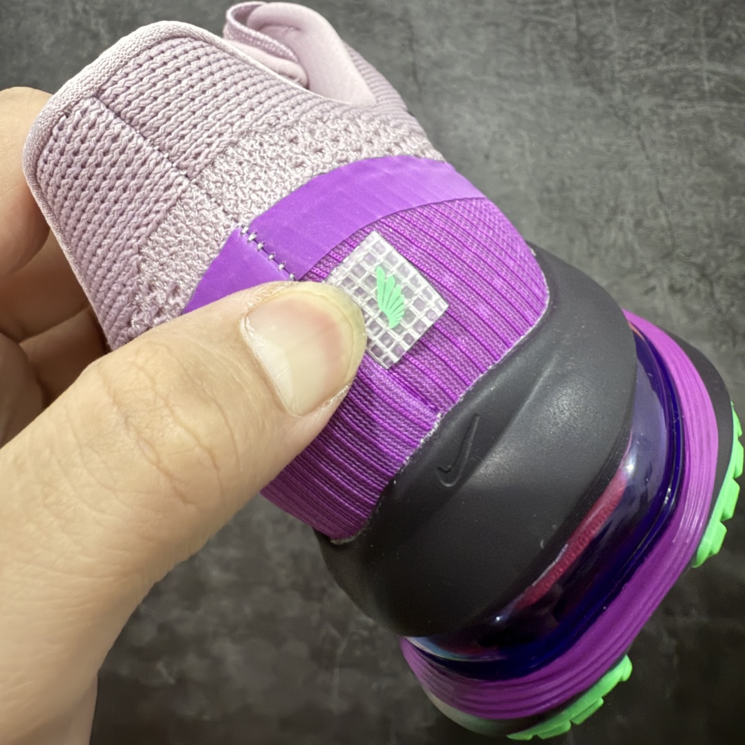 图片[2]-【XE纯原版】Nike Pegasus Premium Airscape 舒适百搭减震防滑耐磨透气 低帮跑步鞋     目前市场最强品质 原版购入开发 一切材质配件均匀原版一致 完美版型 高端玩家必推版本 高价零售必推版本 欢迎对比市面任意版本‼️ 这双鞋简直是时尚与科技的完美融合。 经典黑色鞋面，质感爆棚，搭配超亮眼的银色大勾子，瞬间成为街头焦点。 鞋侧独特小吊牌，细节满满，个性直接拉满。  脚下的全掌气垫更是亮点，红黑配色超吸睛，不仅颜值在线，缓震性能更是一绝。 不管是日常出街还是慢跑锻炼，都能给双脚极致舒适体验。  码数超全，36 – 46 码任你选！别犹豫啦，穿上它，轻松走出潮流范，开启你的时尚运动新旅程！   #独家原包 原底原料 开模打造  #原厂鞋标 高精密准度  #原楦原纸板开发 匹配原版98%以上  #后跟弧度 正确呈现  #原厂皮料 质感无敌  #皮料切割干净 无任何毛边 清洁度细节完美  货号：II0602-500 码段：36-46-选品中心