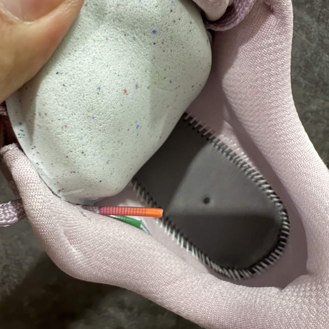 图片[7]-【XE纯原版】Nike Pegasus Premium Airscape 舒适百搭减震防滑耐磨透气 低帮跑步鞋     目前市场最强品质 原版购入开发 一切材质配件均匀原版一致 完美版型 高端玩家必推版本 高价零售必推版本 欢迎对比市面任意版本‼️ 这双鞋简直是时尚与科技的完美融合。 经典黑色鞋面，质感爆棚，搭配超亮眼的银色大勾子，瞬间成为街头焦点。 鞋侧独特小吊牌，细节满满，个性直接拉满。  脚下的全掌气垫更是亮点，红黑配色超吸睛，不仅颜值在线，缓震性能更是一绝。 不管是日常出街还是慢跑锻炼，都能给双脚极致舒适体验。  码数超全，36 – 46 码任你选！别犹豫啦，穿上它，轻松走出潮流范，开启你的时尚运动新旅程！   #独家原包 原底原料 开模打造  #原厂鞋标 高精密准度  #原楦原纸板开发 匹配原版98%以上  #后跟弧度 正确呈现  #原厂皮料 质感无敌  #皮料切割干净 无任何毛边 清洁度细节完美  货号：II0602-500 码段：36-46-选品中心