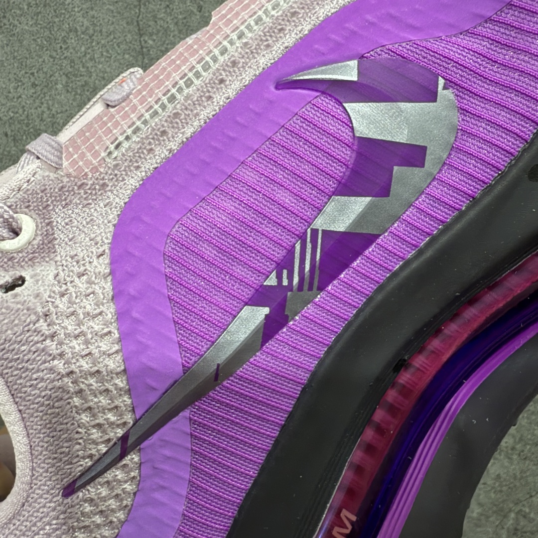 图片[4]-【XE纯原版】Nike Pegasus Premium Airscape 舒适百搭减震防滑耐磨透气 低帮跑步鞋     目前市场最强品质 原版购入开发 一切材质配件均匀原版一致 完美版型 高端玩家必推版本 高价零售必推版本 欢迎对比市面任意版本‼️ 这双鞋简直是时尚与科技的完美融合。 经典黑色鞋面，质感爆棚，搭配超亮眼的银色大勾子，瞬间成为街头焦点。 鞋侧独特小吊牌，细节满满，个性直接拉满。  脚下的全掌气垫更是亮点，红黑配色超吸睛，不仅颜值在线，缓震性能更是一绝。 不管是日常出街还是慢跑锻炼，都能给双脚极致舒适体验。  码数超全，36 – 46 码任你选！别犹豫啦，穿上它，轻松走出潮流范，开启你的时尚运动新旅程！   #独家原包 原底原料 开模打造  #原厂鞋标 高精密准度  #原楦原纸板开发 匹配原版98%以上  #后跟弧度 正确呈现  #原厂皮料 质感无敌  #皮料切割干净 无任何毛边 清洁度细节完美  货号：II0602-500 码段：36-46-选品中心