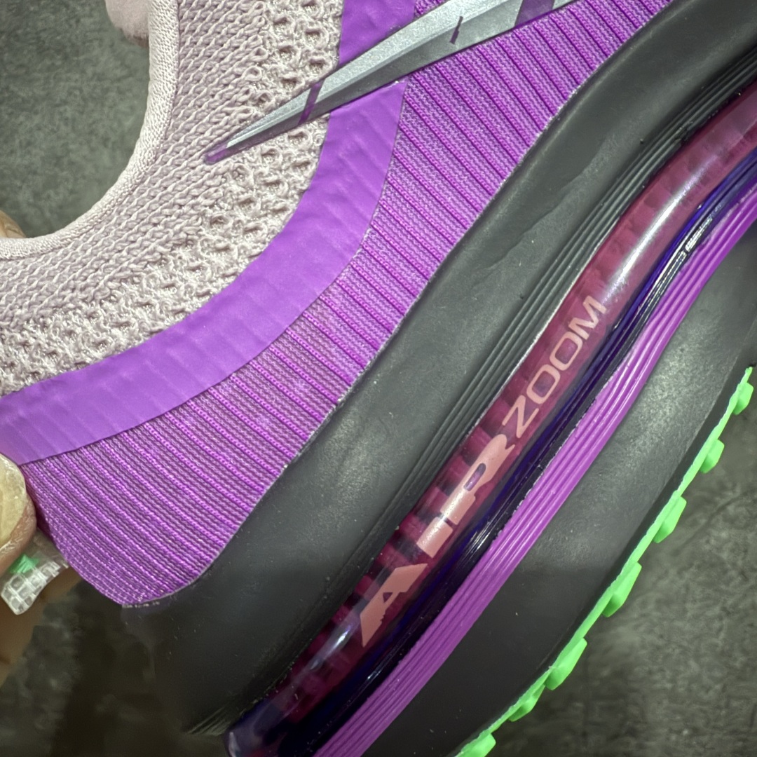 图片[3]-【XE纯原版】Nike Pegasus Premium Airscape 舒适百搭减震防滑耐磨透气 低帮跑步鞋     目前市场最强品质 原版购入开发 一切材质配件均匀原版一致 完美版型 高端玩家必推版本 高价零售必推版本 欢迎对比市面任意版本‼️ 这双鞋简直是时尚与科技的完美融合。 经典黑色鞋面，质感爆棚，搭配超亮眼的银色大勾子，瞬间成为街头焦点。 鞋侧独特小吊牌，细节满满，个性直接拉满。  脚下的全掌气垫更是亮点，红黑配色超吸睛，不仅颜值在线，缓震性能更是一绝。 不管是日常出街还是慢跑锻炼，都能给双脚极致舒适体验。  码数超全，36 – 46 码任你选！别犹豫啦，穿上它，轻松走出潮流范，开启你的时尚运动新旅程！   #独家原包 原底原料 开模打造  #原厂鞋标 高精密准度  #原楦原纸板开发 匹配原版98%以上  #后跟弧度 正确呈现  #原厂皮料 质感无敌  #皮料切割干净 无任何毛边 清洁度细节完美  货号：II0602-500 码段：36-46-选品中心