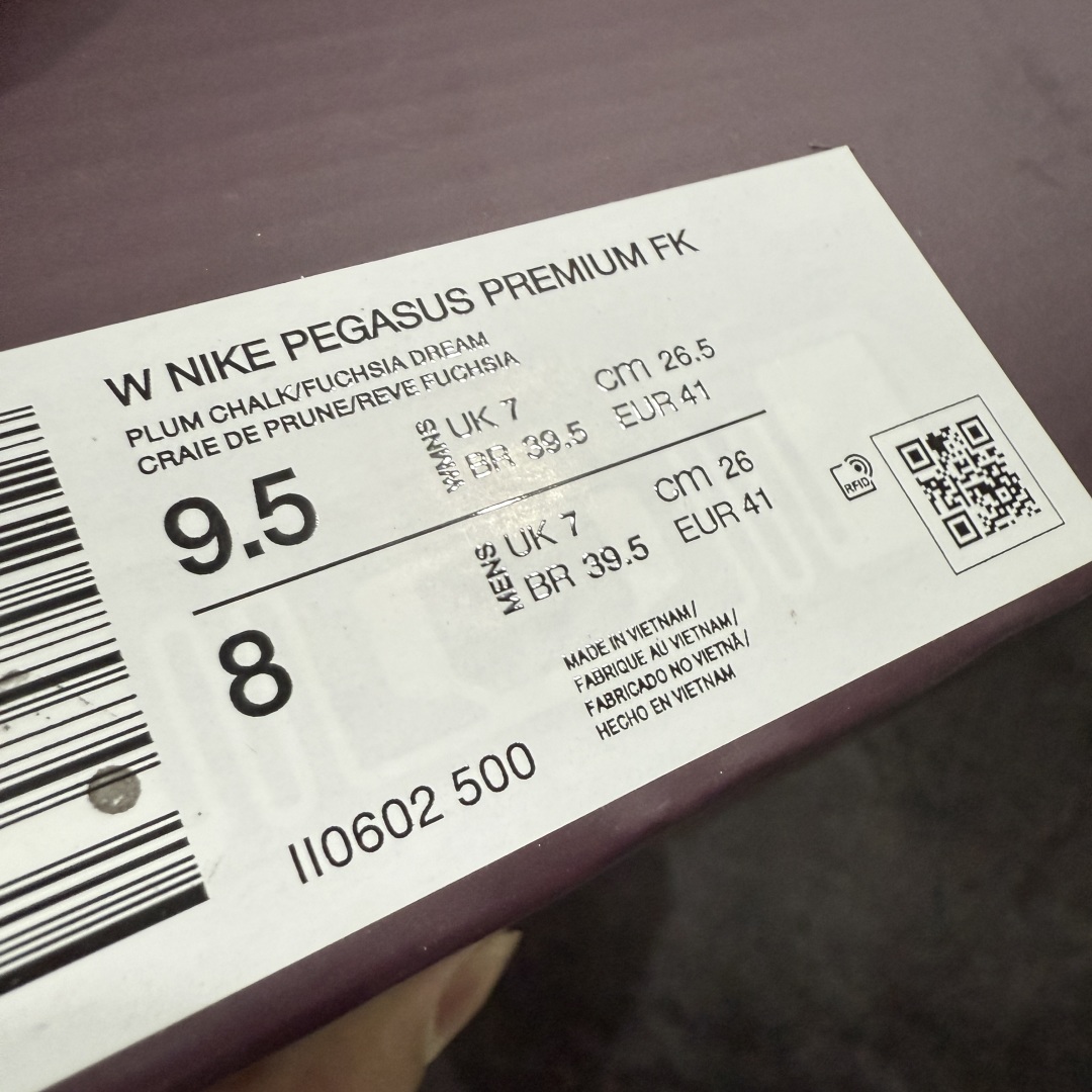 图片[8]-【XE纯原版】Nike Pegasus Premium Airscape 舒适百搭减震防滑耐磨透气 低帮跑步鞋     目前市场最强品质 原版购入开发 一切材质配件均匀原版一致 完美版型 高端玩家必推版本 高价零售必推版本 欢迎对比市面任意版本‼️ 这双鞋简直是时尚与科技的完美融合。 经典黑色鞋面，质感爆棚，搭配超亮眼的银色大勾子，瞬间成为街头焦点。 鞋侧独特小吊牌，细节满满，个性直接拉满。  脚下的全掌气垫更是亮点，红黑配色超吸睛，不仅颜值在线，缓震性能更是一绝。 不管是日常出街还是慢跑锻炼，都能给双脚极致舒适体验。  码数超全，36 – 46 码任你选！别犹豫啦，穿上它，轻松走出潮流范，开启你的时尚运动新旅程！   #独家原包 原底原料 开模打造  #原厂鞋标 高精密准度  #原楦原纸板开发 匹配原版98%以上  #后跟弧度 正确呈现  #原厂皮料 质感无敌  #皮料切割干净 无任何毛边 清洁度细节完美  货号：II0602-500 码段：36-46-选品中心