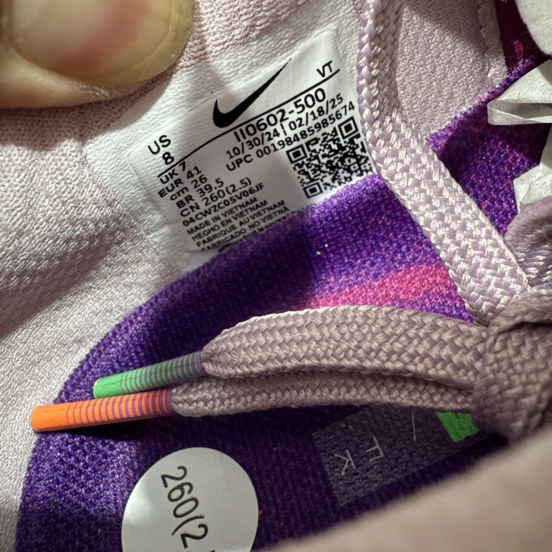 图片[6]-【XE纯原版】Nike Pegasus Premium Airscape 舒适百搭减震防滑耐磨透气 低帮跑步鞋     目前市场最强品质 原版购入开发 一切材质配件均匀原版一致 完美版型 高端玩家必推版本 高价零售必推版本 欢迎对比市面任意版本‼️ 这双鞋简直是时尚与科技的完美融合。 经典黑色鞋面，质感爆棚，搭配超亮眼的银色大勾子，瞬间成为街头焦点。 鞋侧独特小吊牌，细节满满，个性直接拉满。  脚下的全掌气垫更是亮点，红黑配色超吸睛，不仅颜值在线，缓震性能更是一绝。 不管是日常出街还是慢跑锻炼，都能给双脚极致舒适体验。  码数超全，36 – 46 码任你选！别犹豫啦，穿上它，轻松走出潮流范，开启你的时尚运动新旅程！   #独家原包 原底原料 开模打造  #原厂鞋标 高精密准度  #原楦原纸板开发 匹配原版98%以上  #后跟弧度 正确呈现  #原厂皮料 质感无敌  #皮料切割干净 无任何毛边 清洁度细节完美  货号：II0602-500 码段：36-46-选品中心