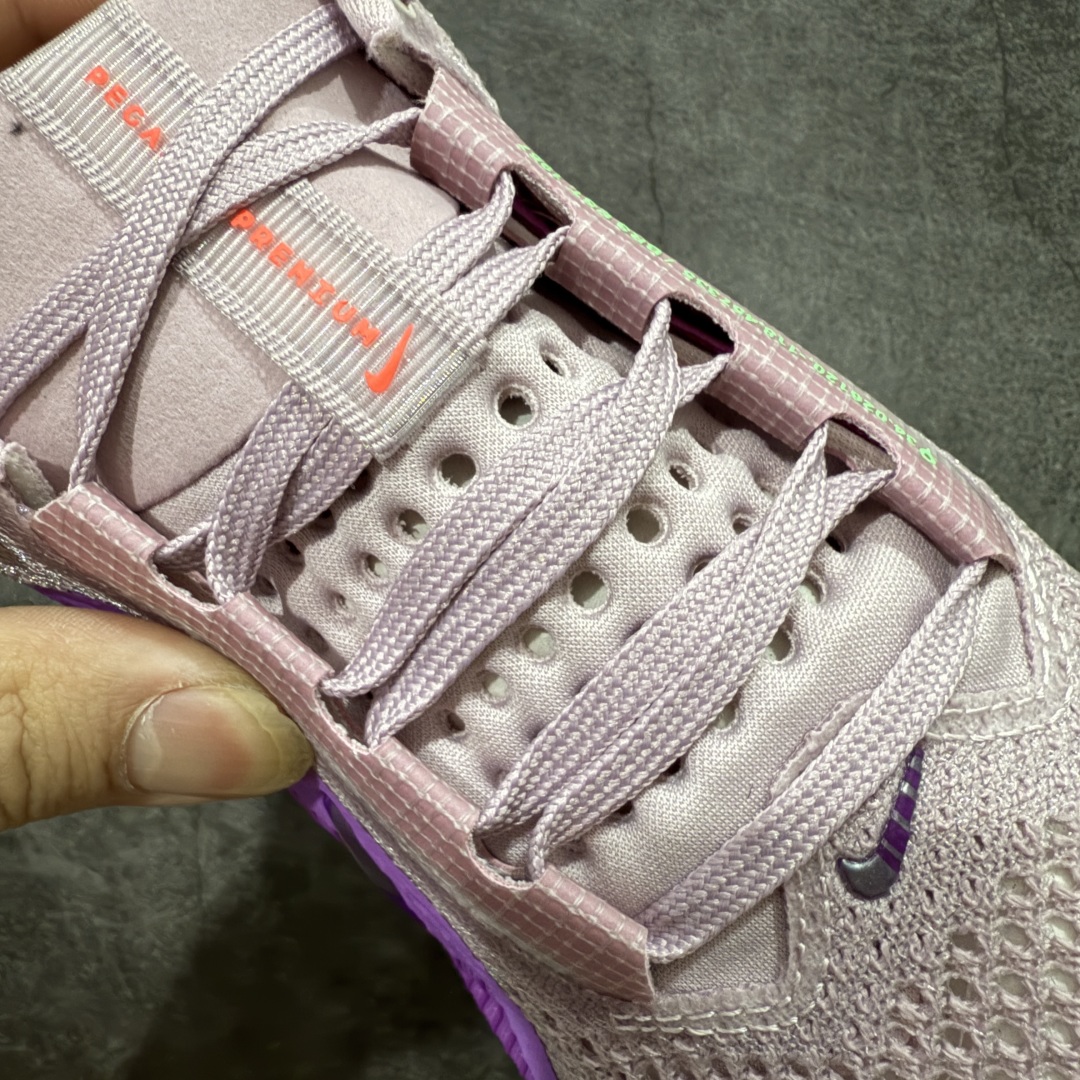 图片[5]-【XE纯原版】Nike Pegasus Premium Airscape 舒适百搭减震防滑耐磨透气 低帮跑步鞋     目前市场最强品质 原版购入开发 一切材质配件均匀原版一致 完美版型 高端玩家必推版本 高价零售必推版本 欢迎对比市面任意版本‼️ 这双鞋简直是时尚与科技的完美融合。 经典黑色鞋面，质感爆棚，搭配超亮眼的银色大勾子，瞬间成为街头焦点。 鞋侧独特小吊牌，细节满满，个性直接拉满。  脚下的全掌气垫更是亮点，红黑配色超吸睛，不仅颜值在线，缓震性能更是一绝。 不管是日常出街还是慢跑锻炼，都能给双脚极致舒适体验。  码数超全，36 – 46 码任你选！别犹豫啦，穿上它，轻松走出潮流范，开启你的时尚运动新旅程！   #独家原包 原底原料 开模打造  #原厂鞋标 高精密准度  #原楦原纸板开发 匹配原版98%以上  #后跟弧度 正确呈现  #原厂皮料 质感无敌  #皮料切割干净 无任何毛边 清洁度细节完美  货号：II0602-500 码段：36-46-选品中心