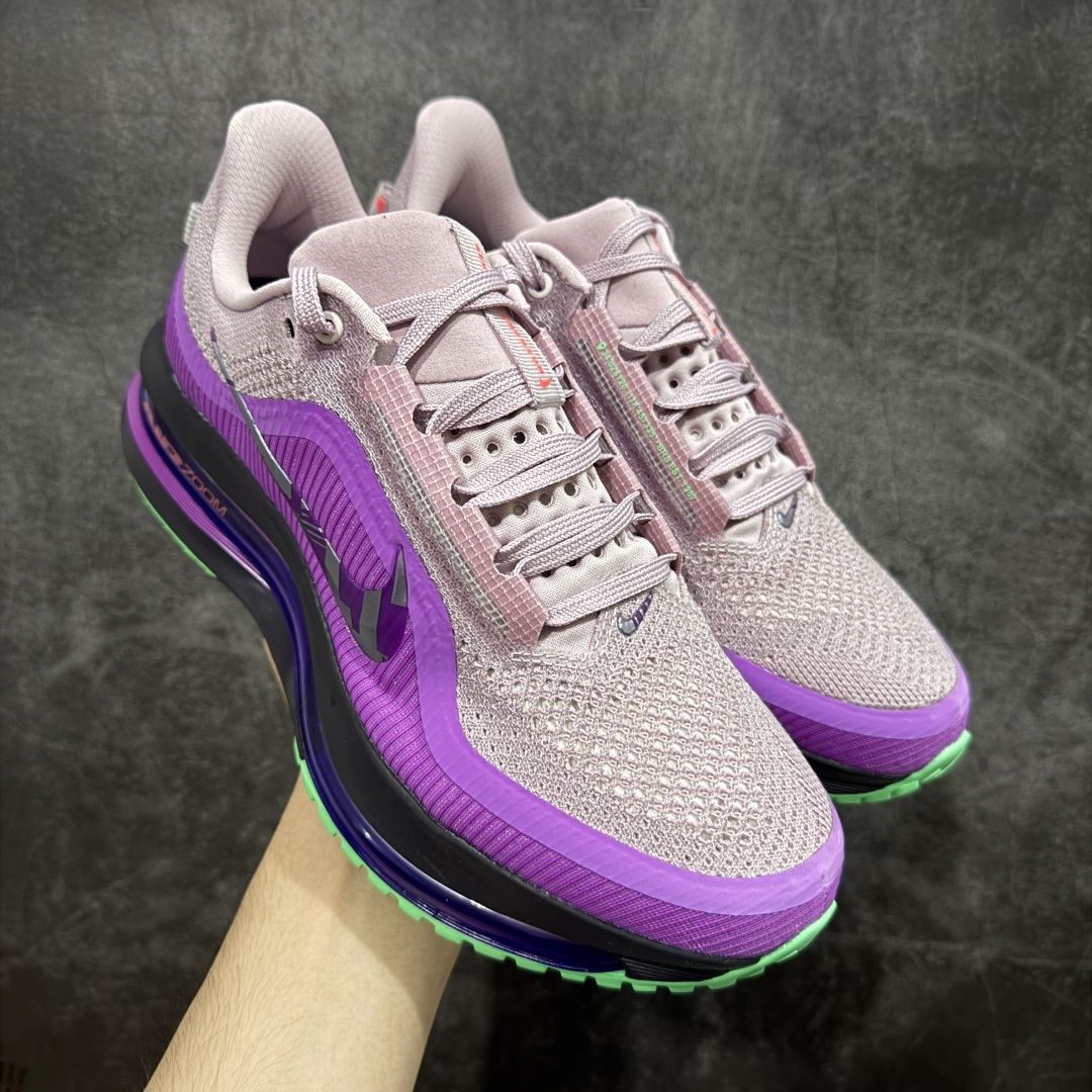 【XE纯原版】Nike Pegasus Premium Airscape 舒适百搭减震防滑耐磨透气 低帮跑步鞋     目前市场最强品质 原版购入开发 一切材质配件均匀原版一致 完美版型 高端玩家必推版本 高价零售必推版本 欢迎对比市面任意版本‼️ 这双鞋简直是时尚与科技的完美融合。 经典黑色鞋面,质感爆棚,搭配超亮眼的银色大勾子,瞬间成为街头焦点。 鞋侧独特小吊牌,细节满满,个性直接拉满。  脚下的全掌气垫更是亮点,红黑配色超吸睛,不仅颜值在线,缓震性能更是一绝。 不管是日常出街还是慢跑锻炼,都能给双脚极致舒适体验。  码数超全,36 - 46 码任你选!别犹豫啦,穿上它,轻松走出潮流范,开启你的时尚运动新旅程!   #独家原包 原底原料 开模打造  #原厂鞋标 高精密准度  #原楦原纸板开发 匹配原版98%以上  #后跟弧度 正确呈现  #原厂皮料 质感无敌  #皮料切割干净 无任何毛边 清洁度细节完美  货号:II0602-500 码段:36-46-选品中心