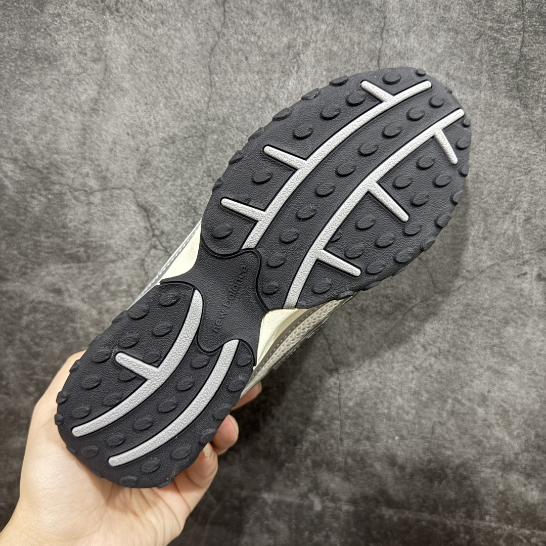 图片[9]-💰 260【纯原M版】New Balance NB204L 薄底鞋 薄底皮质鞋带德训miu系 减震耐磨包裹性支撑轻便 低帮 生活休闲鞋 男女同款 白银 区别市面先行通货版本 市场唯一正确咖色 原材料打造 鞋身搭载EVA科技组合中底 附赠三副鞋带 适用多元穿搭场合为户外出行提供舒适长远的穿搭体验 货号：U204LSWD 尺码：36-44.5-选品中心