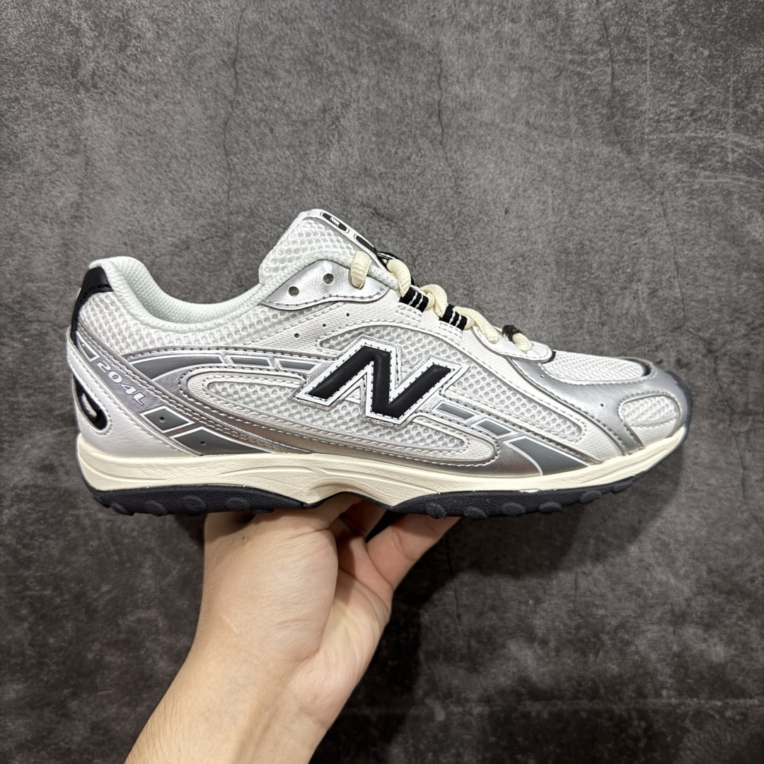 💰 260【纯原M版】New Balance NB204L 薄底鞋 薄底皮质鞋带德训miu系 减震耐磨包裹性支撑轻便 低帮 生活休闲鞋 男女同款 白银 区别市面先行通货版本 市场唯一正确咖色 原材料打造 鞋身搭载EVA科技组合中底 附赠三副鞋带 适用多元穿搭场合为户外出行提供舒适长远的穿搭体验 货号:U204LSWD 尺码:36-44.5-选品中心