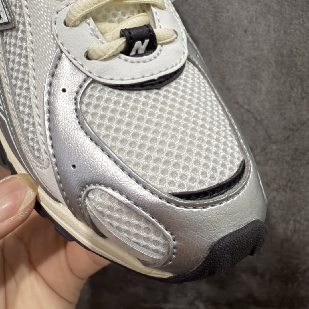 图片[5]-💰 260【纯原M版】New Balance NB204L 薄底鞋 薄底皮质鞋带德训miu系 减震耐磨包裹性支撑轻便 低帮 生活休闲鞋 男女同款 白银 区别市面先行通货版本 市场唯一正确咖色 原材料打造 鞋身搭载EVA科技组合中底 附赠三副鞋带 适用多元穿搭场合为户外出行提供舒适长远的穿搭体验 货号：U204LSWD 尺码：36-44.5-选品中心