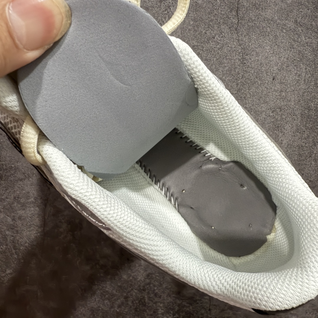 图片[8]-💰 260【纯原M版】New Balance NB204L 薄底鞋 薄底皮质鞋带德训miu系 减震耐磨包裹性支撑轻便 低帮 生活休闲鞋 男女同款 白银 区别市面先行通货版本 市场唯一正确咖色 原材料打造 鞋身搭载EVA科技组合中底 附赠三副鞋带 适用多元穿搭场合为户外出行提供舒适长远的穿搭体验 货号：U204LSWD 尺码：36-44.5-选品中心