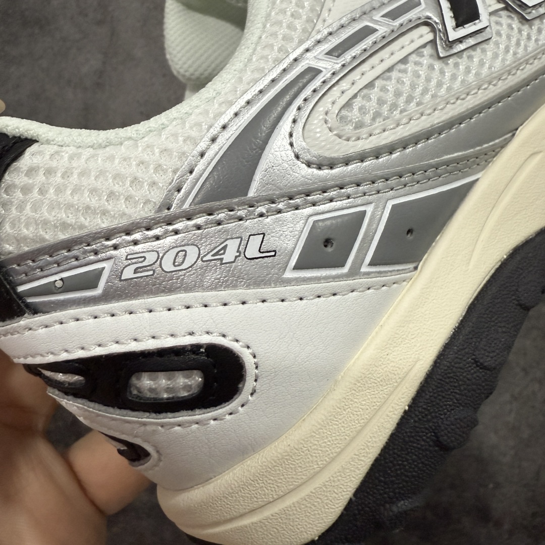 图片[3]-💰 260【纯原M版】New Balance NB204L 薄底鞋 薄底皮质鞋带德训miu系 减震耐磨包裹性支撑轻便 低帮 生活休闲鞋 男女同款 白银 区别市面先行通货版本 市场唯一正确咖色 原材料打造 鞋身搭载EVA科技组合中底 附赠三副鞋带 适用多元穿搭场合为户外出行提供舒适长远的穿搭体验 货号：U204LSWD 尺码：36-44.5-选品中心