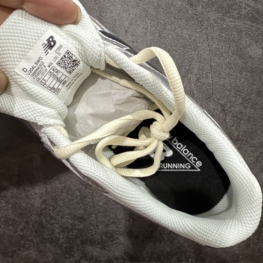 图片[7]-💰 260【纯原M版】New Balance NB204L 薄底鞋 薄底皮质鞋带德训miu系 减震耐磨包裹性支撑轻便 低帮 生活休闲鞋 男女同款 白银 区别市面先行通货版本 市场唯一正确咖色 原材料打造 鞋身搭载EVA科技组合中底 附赠三副鞋带 适用多元穿搭场合为户外出行提供舒适长远的穿搭体验 货号：U204LSWD 尺码：36-44.5-选品中心