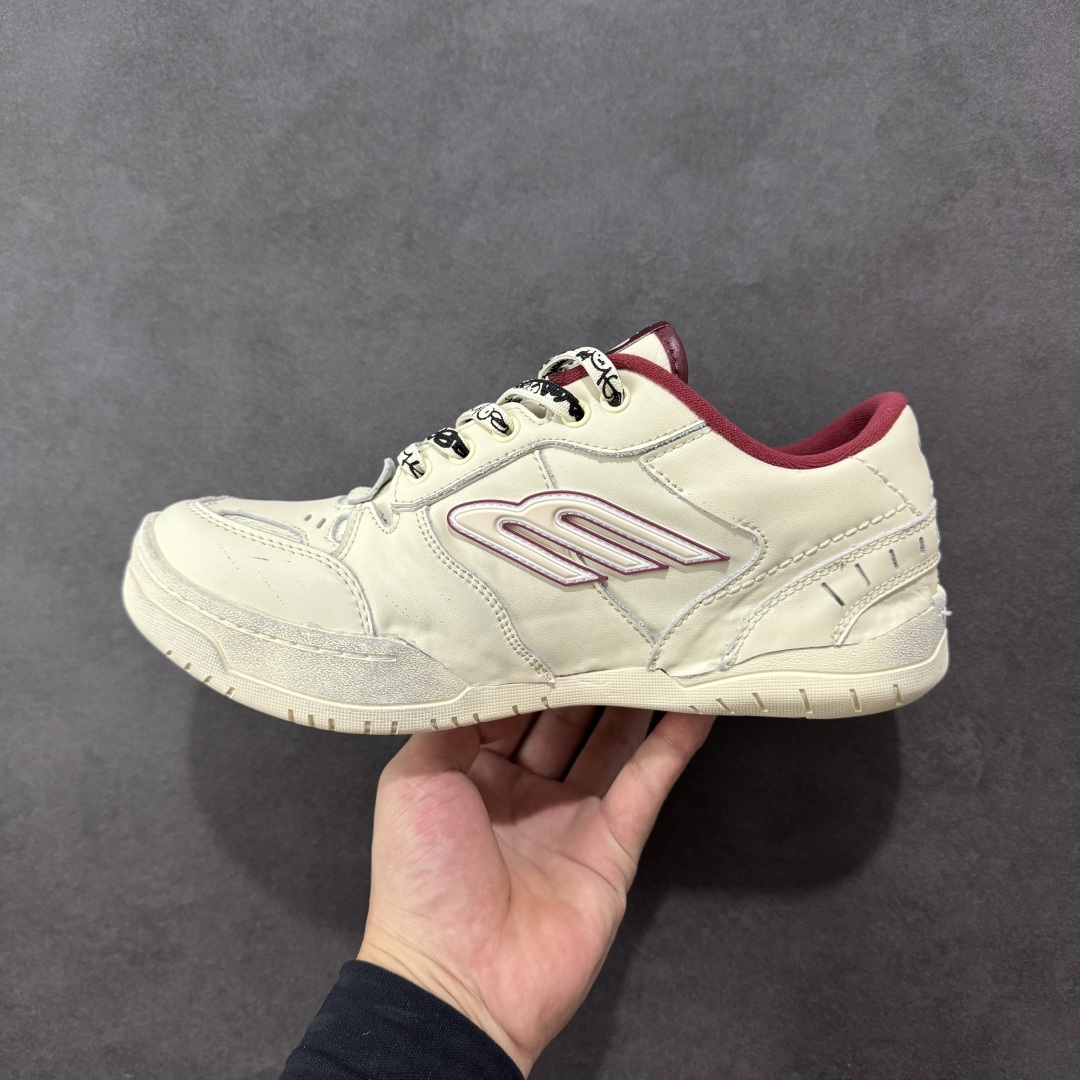 图片[2]-【性价比H版】Balenciaga Hamptons Worn-Out 巴黎世家十八18代 涤纶（聚酯纤维）牛皮革 圆头系带 低帮 生活休闲鞋板鞋 最强性价比 头层皮料 原纸板楦头开发 最原汁原味的版型 胶水把控整洁度完美 每一双都是工艺品 多重QC质检 原盒原配 正确字体电绣 粗细、位置、大小正确 侧边TPU 透气孔匹配意产原版 正确分离大底 TPU软底 原版一致大底LOGO 立体感十足 尺码：35 36 37 38 39 40 41 42 43 44 45 46-选品中心