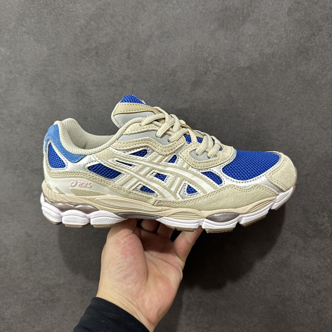 【公司级】Asics Gel-NYC复古单品 亚瑟士ASICSTIGER秋季新款休闲鞋 厚底街头运动休闲鞋 ASICS亚瑟士推出全新GEL-NYC,彰显纽约都市活力 这次的新系列融入了多个版本GEL的经典设计风格,广受好评。其设计灵感来源于GEL-NIMBUS 3,GEL-MC PLUS V 和 GEL-CUMULUS 16 这些往日经典鞋款。GEL-NYC使用GEL-CUMULUS 16鞋款的鞋楦设计,展现了独特的现代化美学。鞋底采用了轻质发泡材料,并在后跟和前掌处采用了ASICS亚瑟士核心科技——GEL缓震胶,赋予鞋款强大的缓冲性能,提供了更柔软舒适的穿着体验。而在原有设计的启发之上,此次鞋款采用更贴合当今潮流趋势的材料和创新技术,展现出纽约充满活力的都市精神。 尺码:36-45-选品中心