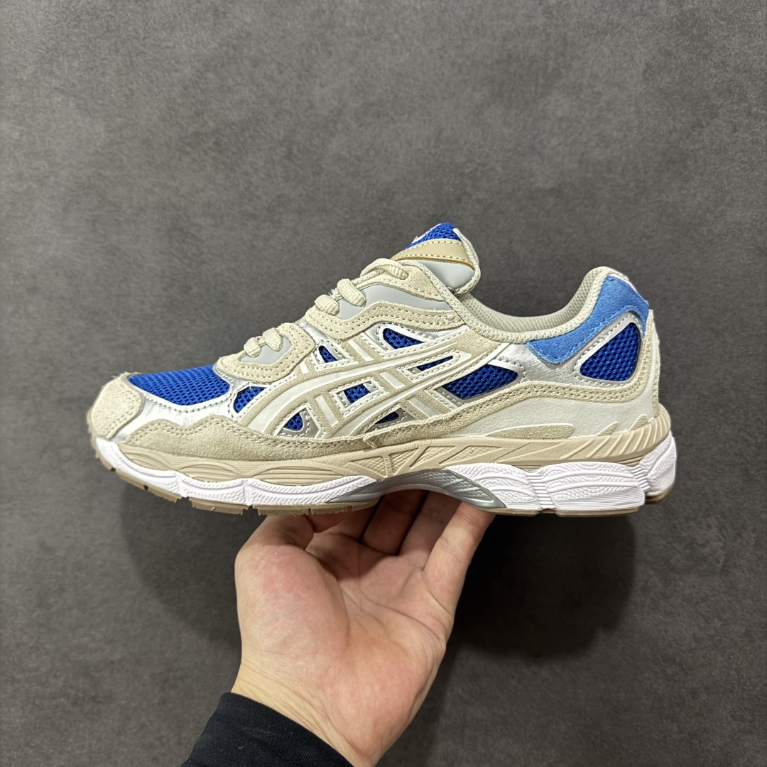 图片[2]-【公司级】Asics Gel-NYC复古单品 亚瑟士ASICSTIGER秋季新款休闲鞋 厚底街头运动休闲鞋 ASICS亚瑟士推出全新GEL-NYC，彰显纽约都市活力 这次的新系列融入了多个版本GEL的经典设计风格，广受好评。其设计灵感来源于GEL-NIMBUS 3,GEL-MC PLUS V 和 GEL-CUMULUS 16 这些往日经典鞋款。GEL-NYC使用GEL-CUMULUS 16鞋款的鞋楦设计,展现了独特的现代化美学。鞋底采用了轻质发泡材料,并在后跟和前掌处采用了ASICS亚瑟士核心科技——GEL缓震胶,赋予鞋款强大的缓冲性能,提供了更柔软舒适的穿着体验。而在原有设计的启发之上,此次鞋款采用更贴合当今潮流趋势的材料和创新技术,展现出纽约充满活力的都市精神。 尺码：36-45-选品中心