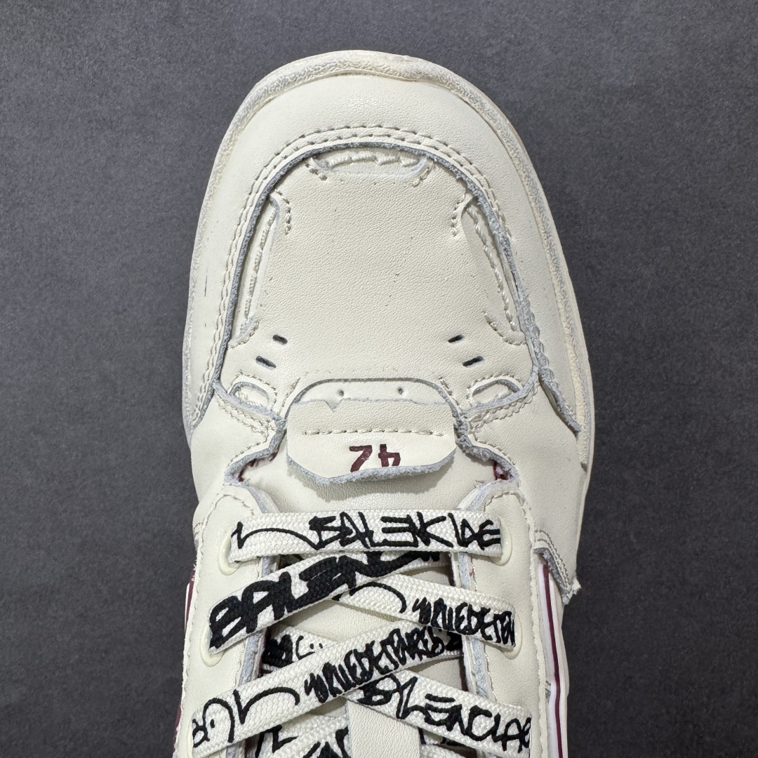 图片[8]-【性价比H版】Balenciaga Hamptons Worn-Out 巴黎世家十八18代 涤纶（聚酯纤维）牛皮革 圆头系带 低帮 生活休闲鞋板鞋 最强性价比 头层皮料 原纸板楦头开发 最原汁原味的版型 胶水把控整洁度完美 每一双都是工艺品 多重QC质检 原盒原配 正确字体电绣 粗细、位置、大小正确 侧边TPU 透气孔匹配意产原版 正确分离大底 TPU软底 原版一致大底LOGO 立体感十足 尺码：35 36 37 38 39 40 41 42 43 44 45 46-选品中心