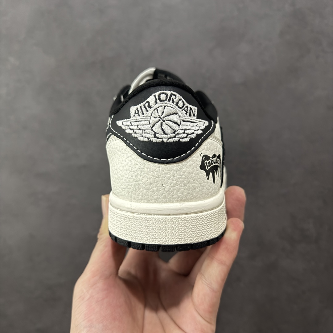 图片[4]-【定制版】Labubu x Travis Scott x Air Jordan 1 Low 拉布布 x AJ1 低帮 梦幻黑白倒钩 AJ1 乔丹1代 aj1 乔1 低邦 黑白倒勾 乔丹篮球鞋系列 鞋身整体以米白色为底搭配黑色框架覆盖层，标志性的反钩Swoosh Logo采用黑色呈现，内侧也辅以黑色Swoosh Logo点缀，鞋舌等多处TS标志性元素均得以保留；鞋舌上以Labubu字样呈现，鞋头处Labubu字样白色点缀，后跟的Jack厂牌标志以及Wings Logo均采用白色缝线打造，后跟印有拉布布字样，彰显联名身份；最后以米白色中底搭配黑色橡胶外底完善整体设计收尾。 货号：JW1188-161 尺码：36 36.5 37.5 38 38.5 39 40 40.5 41 42 42.5 43 44 44.5 45 编码：HXSB330340-选品中心