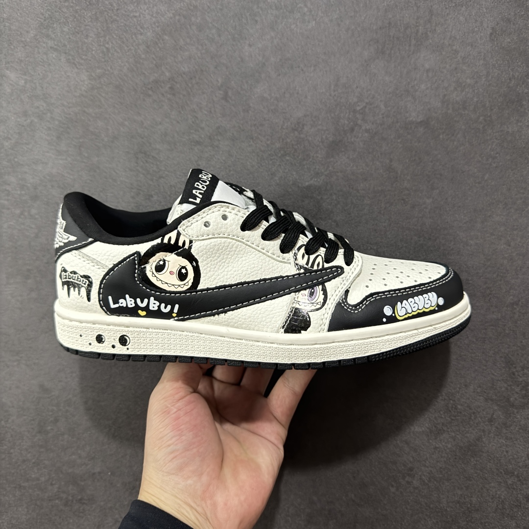 【定制版】Labubu x Travis Scott x Air Jordan 1 Low 拉布布 x AJ1 低帮 梦幻黑白倒钩 AJ1 乔丹1代 aj1 乔1 低邦 黑白倒勾 乔丹篮球鞋系列 鞋身整体以米白色为底搭配黑色框架覆盖层,标志性的反钩Swoosh Logo采用黑色呈现,内侧也辅以黑色Swoosh Logo点缀,鞋舌等多处TS标志性元素均得以保留;鞋舌上以Labubu字样呈现,鞋头处Labubu字样白色点缀,后跟的Jack厂牌标志以及Wings Logo均采用白色缝线打造,后跟印有拉布布字样,彰显联名身份;最后以米白色中底搭配黑色橡胶外底完善整体设计收尾。 货号:JW1188-161 尺码:36 36.5 37.5 38 38.5 39 40 40.5 41 42 42.5 43 44 44.5 45 编码:HXSB330340-选品中心