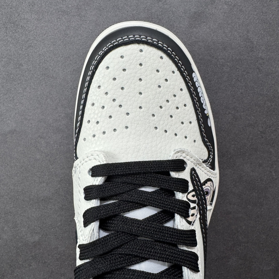 图片[8]-【定制版】Labubu x Travis Scott x Air Jordan 1 Low 拉布布 x AJ1 低帮 梦幻黑白倒钩 AJ1 乔丹1代 aj1 乔1 低邦 黑白倒勾 乔丹篮球鞋系列 鞋身整体以米白色为底搭配黑色框架覆盖层，标志性的反钩Swoosh Logo采用黑色呈现，内侧也辅以黑色Swoosh Logo点缀，鞋舌等多处TS标志性元素均得以保留；鞋舌上以Labubu字样呈现，鞋头处Labubu字样白色点缀，后跟的Jack厂牌标志以及Wings Logo均采用白色缝线打造，后跟印有拉布布字样，彰显联名身份；最后以米白色中底搭配黑色橡胶外底完善整体设计收尾。 货号：JW1188-161 尺码：36 36.5 37.5 38 38.5 39 40 40.5 41 42 42.5 43 44 44.5 45 编码：HXSB330340-选品中心