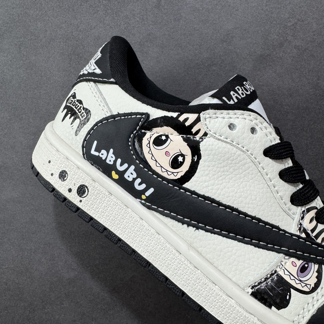 图片[6]-【定制版】Labubu x Travis Scott x Air Jordan 1 Low 拉布布 x AJ1 低帮 梦幻黑白倒钩 AJ1 乔丹1代 aj1 乔1 低邦 黑白倒勾 乔丹篮球鞋系列 鞋身整体以米白色为底搭配黑色框架覆盖层，标志性的反钩Swoosh Logo采用黑色呈现，内侧也辅以黑色Swoosh Logo点缀，鞋舌等多处TS标志性元素均得以保留；鞋舌上以Labubu字样呈现，鞋头处Labubu字样白色点缀，后跟的Jack厂牌标志以及Wings Logo均采用白色缝线打造，后跟印有拉布布字样，彰显联名身份；最后以米白色中底搭配黑色橡胶外底完善整体设计收尾。 货号：JW1188-161 尺码：36 36.5 37.5 38 38.5 39 40 40.5 41 42 42.5 43 44 44.5 45 编码：HXSB330340-选品中心