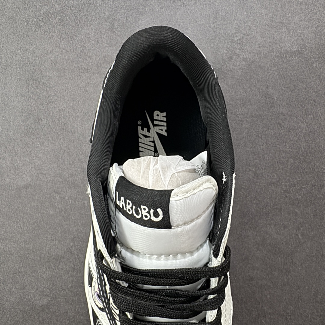 图片[7]-【定制版】Labubu x Travis Scott x Air Jordan 1 Low 拉布布 x AJ1 低帮 梦幻黑白倒钩 AJ1 乔丹1代 aj1 乔1 低邦 黑白倒勾 乔丹篮球鞋系列 鞋身整体以米白色为底搭配黑色框架覆盖层，标志性的反钩Swoosh Logo采用黑色呈现，内侧也辅以黑色Swoosh Logo点缀，鞋舌等多处TS标志性元素均得以保留；鞋舌上以Labubu字样呈现，鞋头处Labubu字样白色点缀，后跟的Jack厂牌标志以及Wings Logo均采用白色缝线打造，后跟印有拉布布字样，彰显联名身份；最后以米白色中底搭配黑色橡胶外底完善整体设计收尾。 货号：JW1188-161 尺码：36 36.5 37.5 38 38.5 39 40 40.5 41 42 42.5 43 44 44.5 45 编码：HXSB330340-选品中心