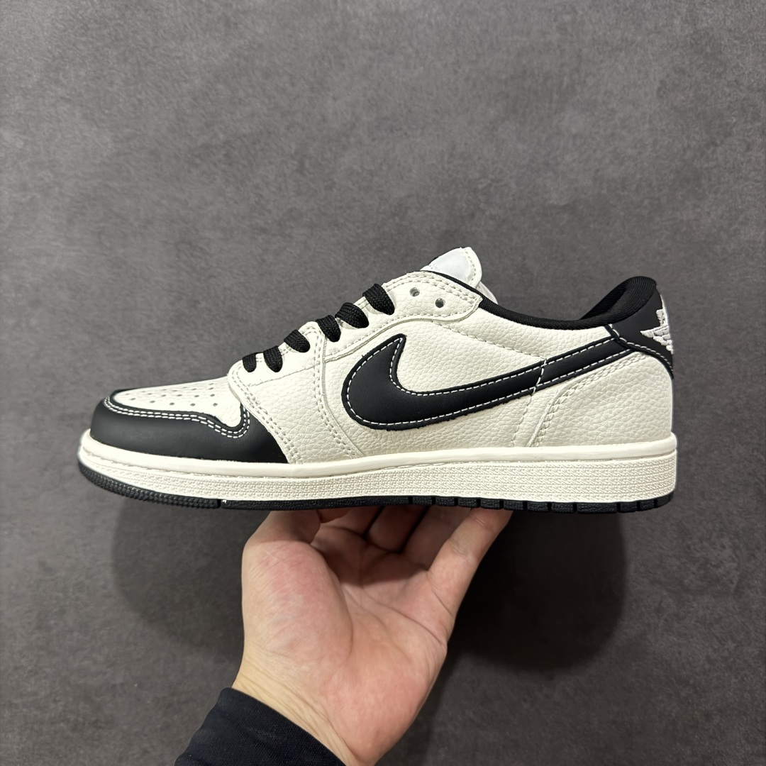 图片[2]-【定制版】Labubu x Travis Scott x Air Jordan 1 Low 拉布布 x AJ1 低帮 梦幻黑白倒钩 AJ1 乔丹1代 aj1 乔1 低邦 黑白倒勾 乔丹篮球鞋系列 鞋身整体以米白色为底搭配黑色框架覆盖层，标志性的反钩Swoosh Logo采用黑色呈现，内侧也辅以黑色Swoosh Logo点缀，鞋舌等多处TS标志性元素均得以保留；鞋舌上以Labubu字样呈现，鞋头处Labubu字样白色点缀，后跟的Jack厂牌标志以及Wings Logo均采用白色缝线打造，后跟印有拉布布字样，彰显联名身份；最后以米白色中底搭配黑色橡胶外底完善整体设计收尾。 货号：JW1188-161 尺码：36 36.5 37.5 38 38.5 39 40 40.5 41 42 42.5 43 44 44.5 45 编码：HXSB330340-选品中心