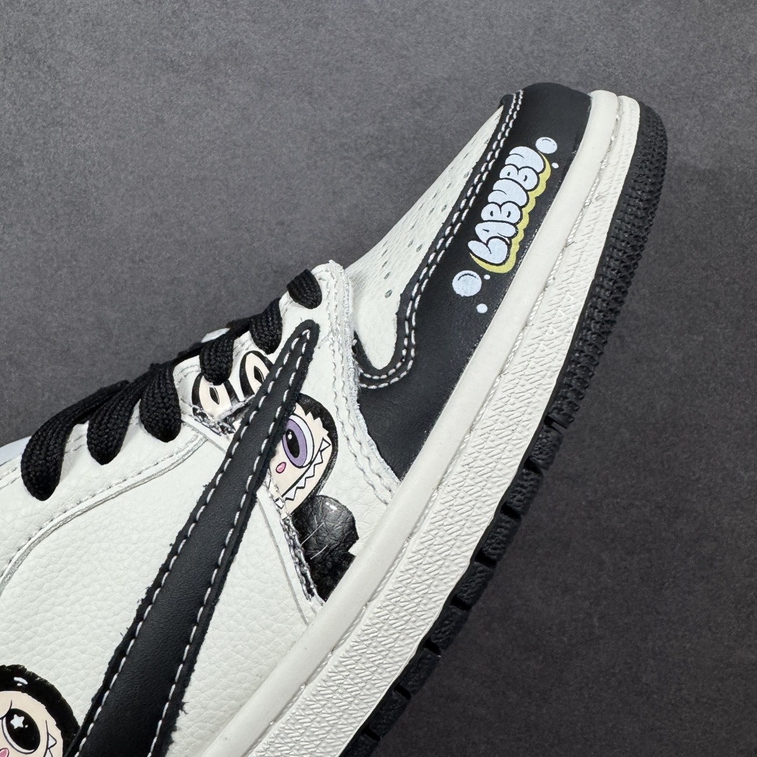 图片[5]-【定制版】Labubu x Travis Scott x Air Jordan 1 Low 拉布布 x AJ1 低帮 梦幻黑白倒钩 AJ1 乔丹1代 aj1 乔1 低邦 黑白倒勾 乔丹篮球鞋系列 鞋身整体以米白色为底搭配黑色框架覆盖层，标志性的反钩Swoosh Logo采用黑色呈现，内侧也辅以黑色Swoosh Logo点缀，鞋舌等多处TS标志性元素均得以保留；鞋舌上以Labubu字样呈现，鞋头处Labubu字样白色点缀，后跟的Jack厂牌标志以及Wings Logo均采用白色缝线打造，后跟印有拉布布字样，彰显联名身份；最后以米白色中底搭配黑色橡胶外底完善整体设计收尾。 货号：JW1188-161 尺码：36 36.5 37.5 38 38.5 39 40 40.5 41 42 42.5 43 44 44.5 45 编码：HXSB330340-选品中心