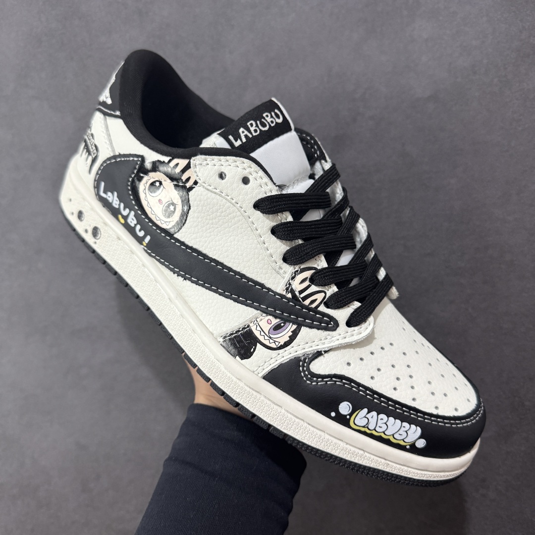 图片[3]-【定制版】Labubu x Travis Scott x Air Jordan 1 Low 拉布布 x AJ1 低帮 梦幻黑白倒钩 AJ1 乔丹1代 aj1 乔1 低邦 黑白倒勾 乔丹篮球鞋系列 鞋身整体以米白色为底搭配黑色框架覆盖层，标志性的反钩Swoosh Logo采用黑色呈现，内侧也辅以黑色Swoosh Logo点缀，鞋舌等多处TS标志性元素均得以保留；鞋舌上以Labubu字样呈现，鞋头处Labubu字样白色点缀，后跟的Jack厂牌标志以及Wings Logo均采用白色缝线打造，后跟印有拉布布字样，彰显联名身份；最后以米白色中底搭配黑色橡胶外底完善整体设计收尾。 货号：JW1188-161 尺码：36 36.5 37.5 38 38.5 39 40 40.5 41 42 42.5 43 44 44.5 45 编码：HXSB330340-选品中心